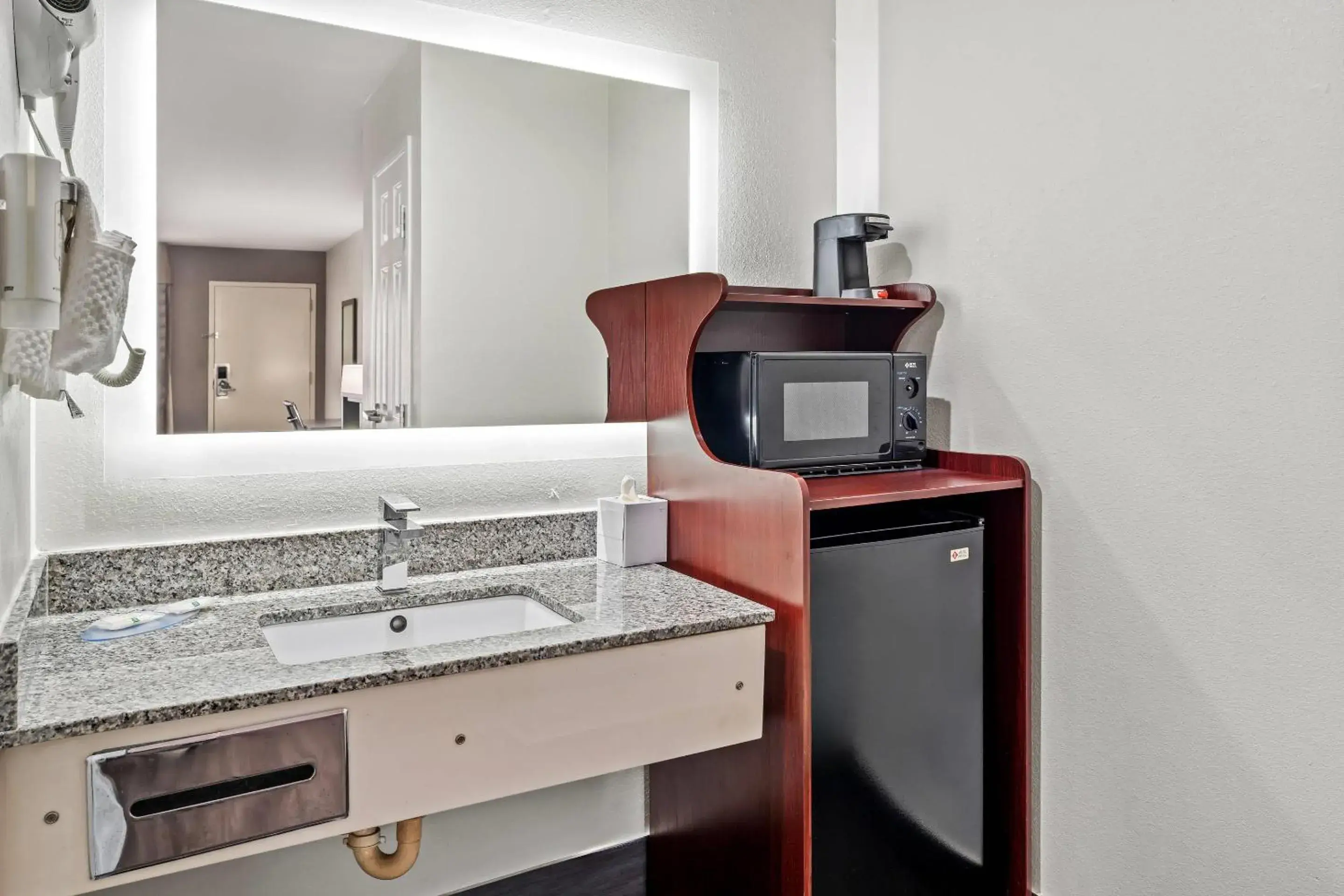 Bedroom in Quality Inn & Suites near Robins Air Force Base Bedroom in Quality Inn & Suites near Robins Air Force Base