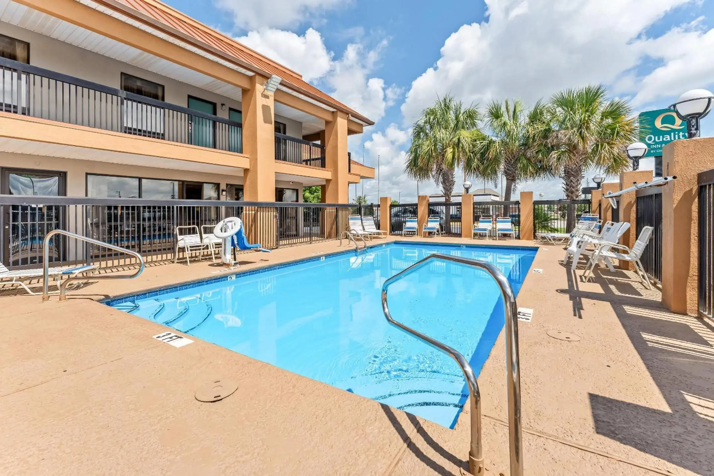 Swimming pool in Quality Inn & Suites near Robins Air Force Base Swimming pool in Quality Inn & Suites near Robins Air Force Base