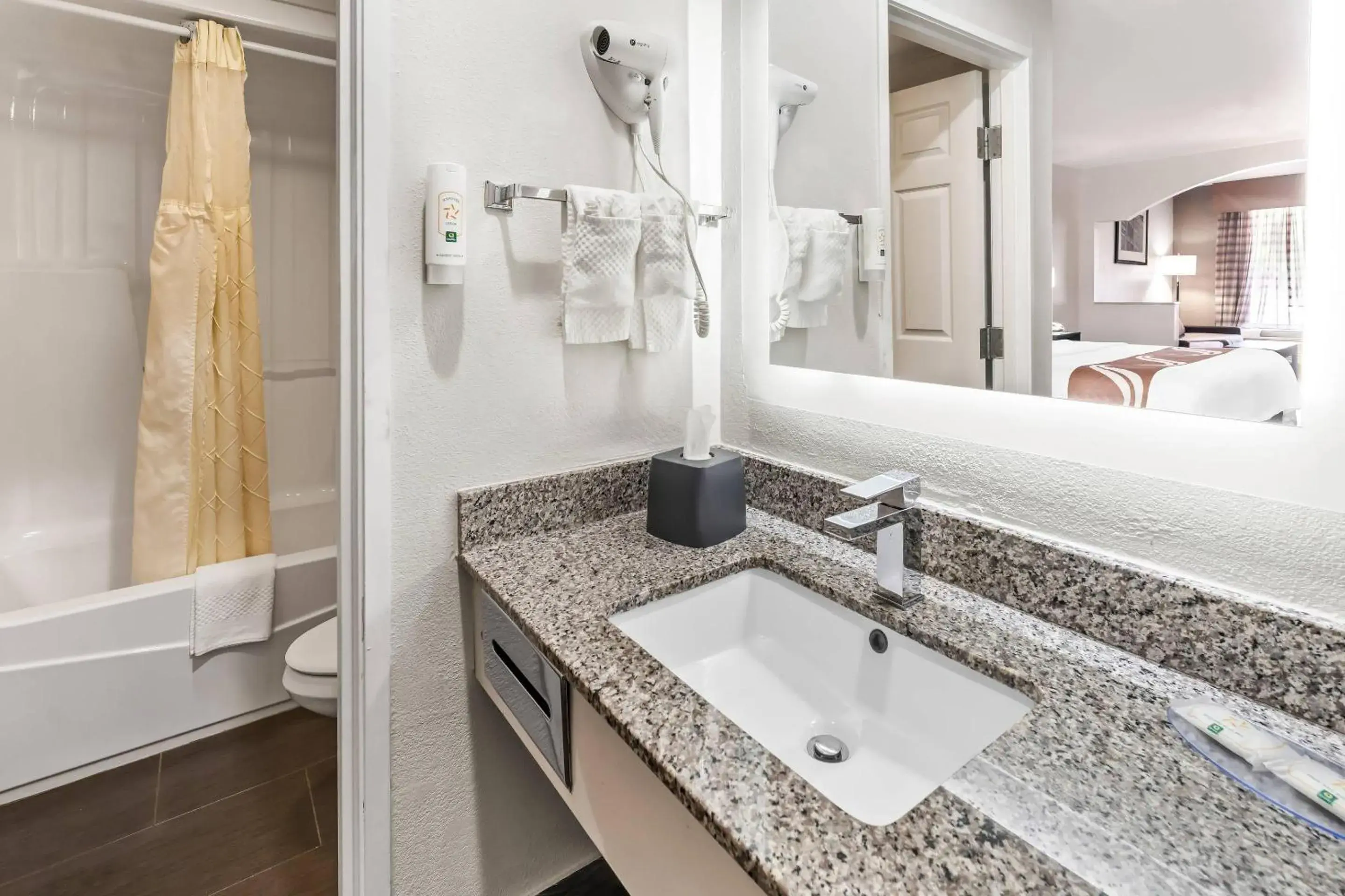 Bedroom in Quality Inn & Suites near Robins Air Force Base Bedroom in Quality Inn & Suites near Robins Air Force Base