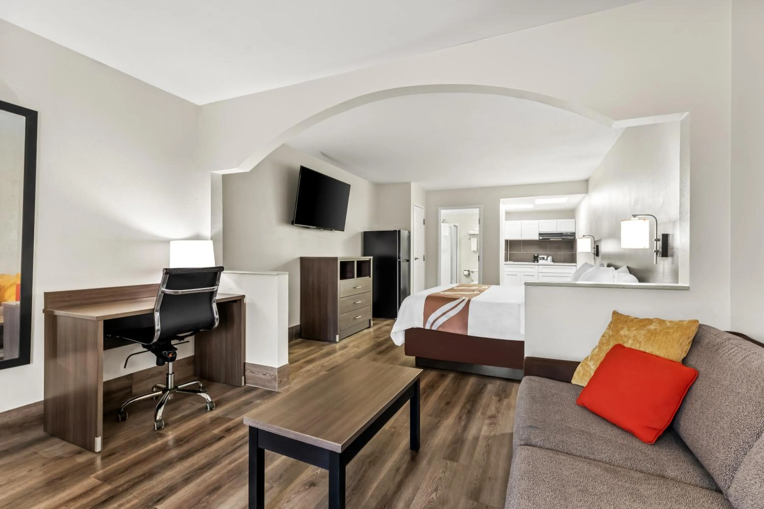 Kitchen or kitchenette, Bed in Quality Inn & Suites near Robins Air Force Base