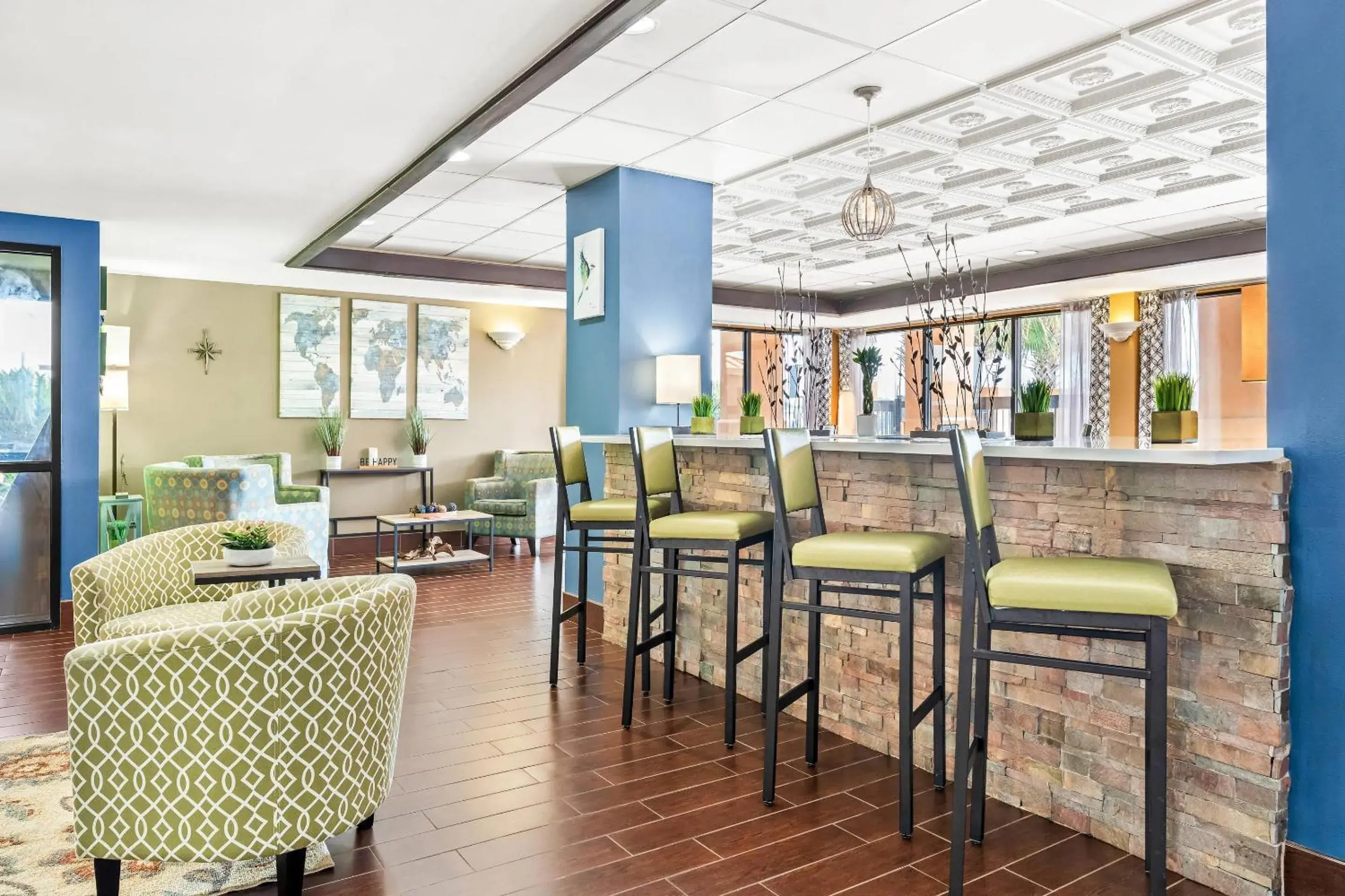 Lounge or bar in Quality Inn & Suites near Robins Air Force Base Lounge or bar in Quality Inn & Suites near Robins Air Force Base