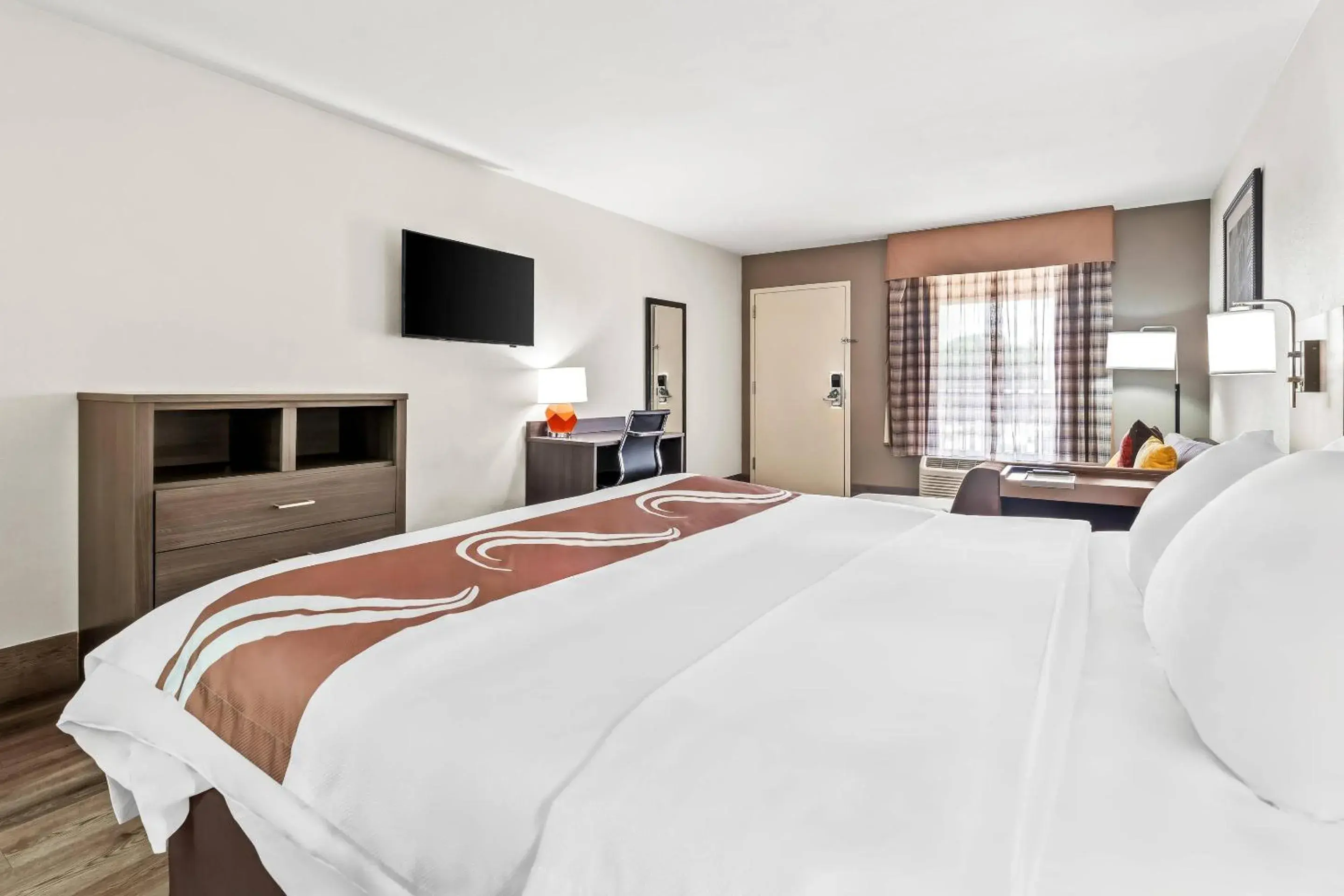 Bedroom, Bed in Quality Inn & Suites near Robins Air Force Base Bedroom, Bed in Quality Inn & Suites near Robins Air Force Base