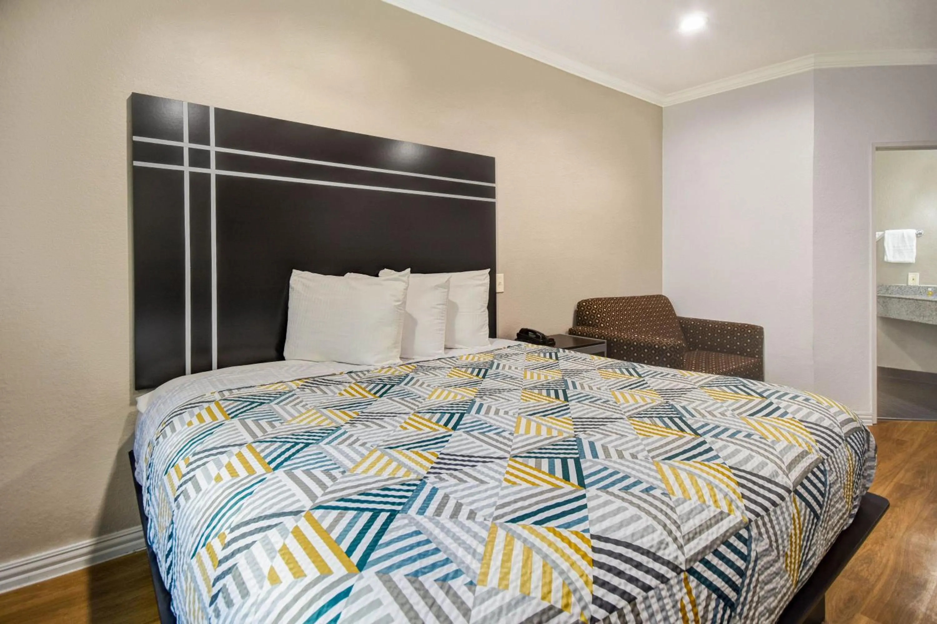 Bedroom, Bed in Motel 6 Humble, TX - Houston International Airport