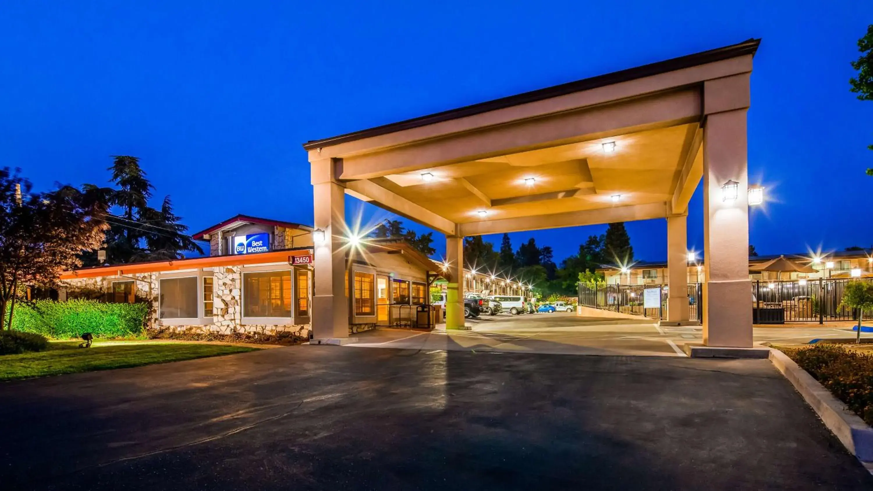 Property building in Best Western Golden Key Property building in Best Western Golden Key