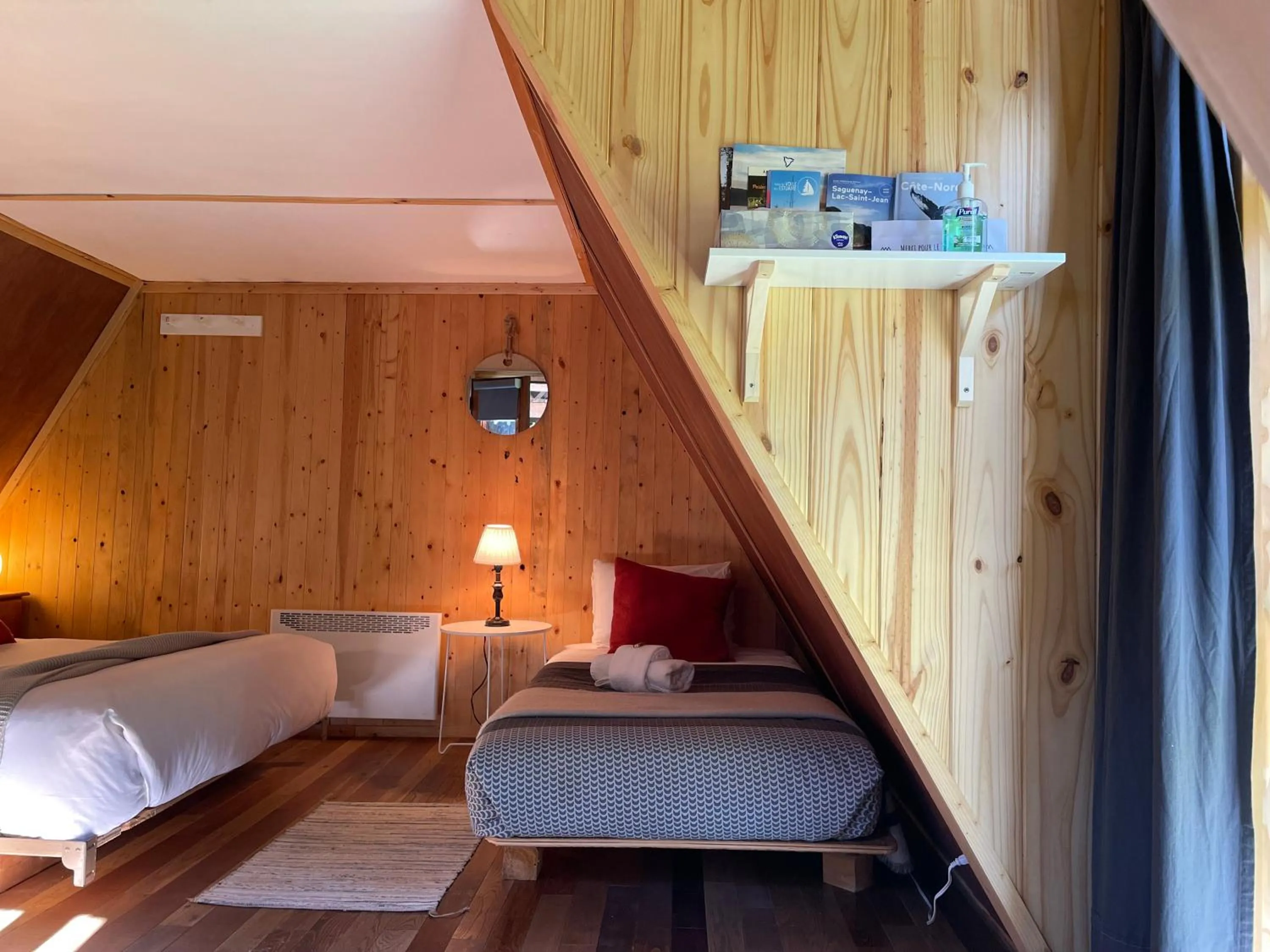 Photo of the whole room, Bed in Au Sommet du Fjord