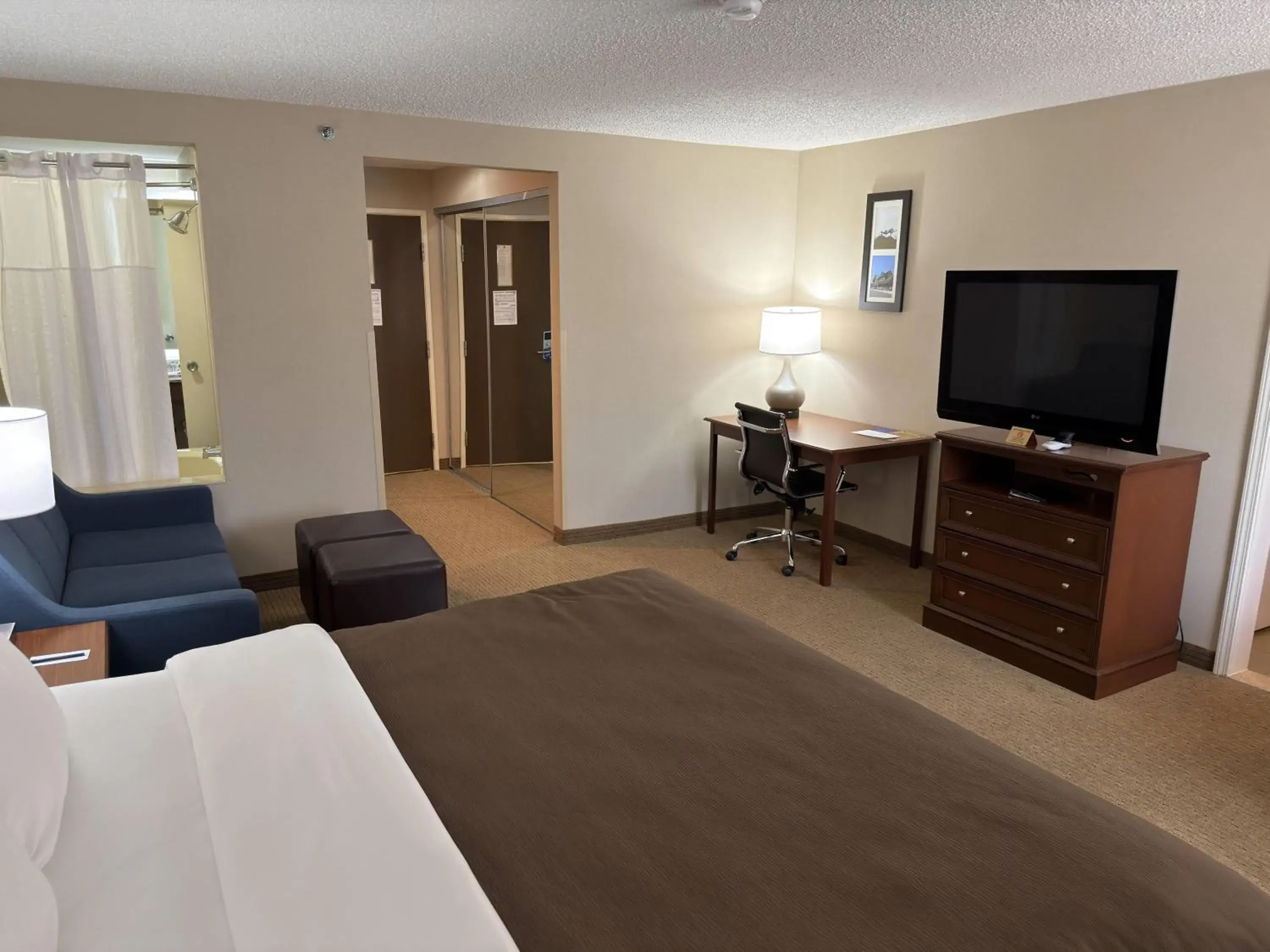 Photo of the whole room in Wingate by Wyndham Utica Photo of the whole room in Wingate by Wyndham Utica