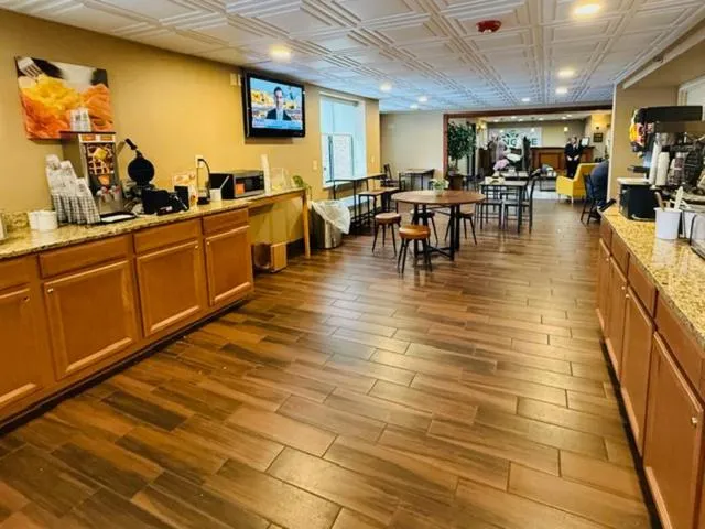 Breakfast in Wingate by Wyndham Utica