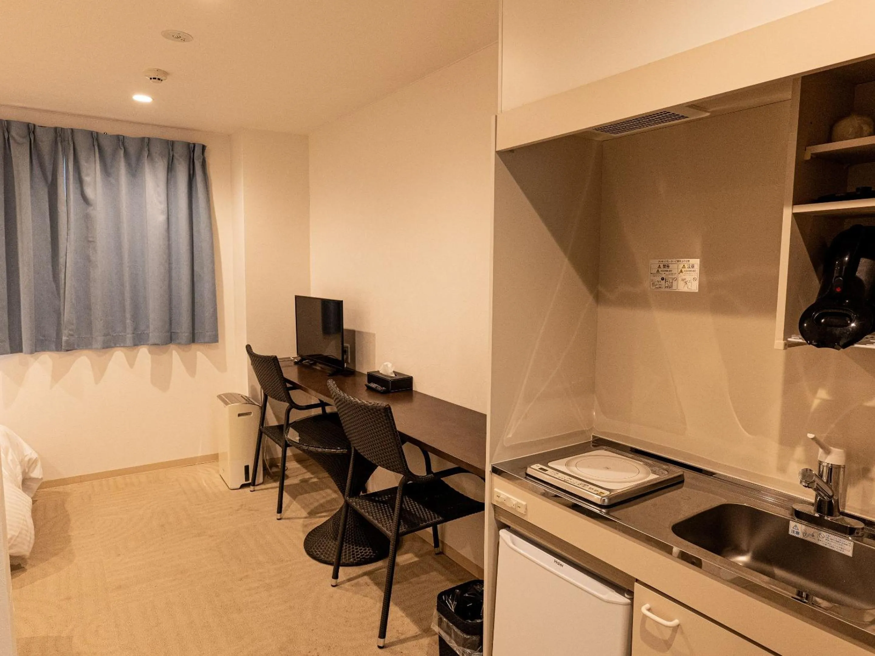 Kitchen or kitchenette in HOTEL PAiKAJi