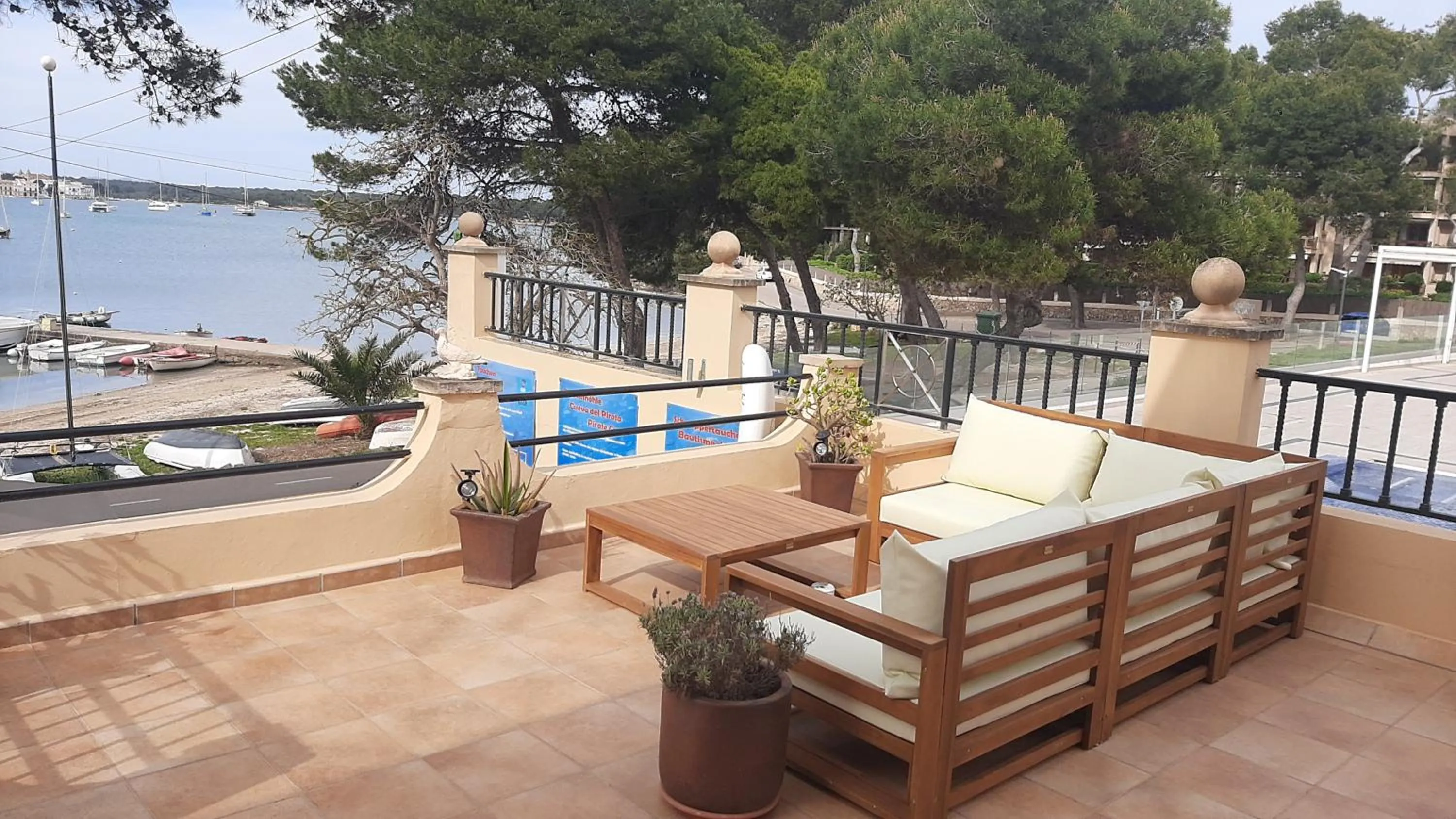 Property building in Hostal Bahía Azul