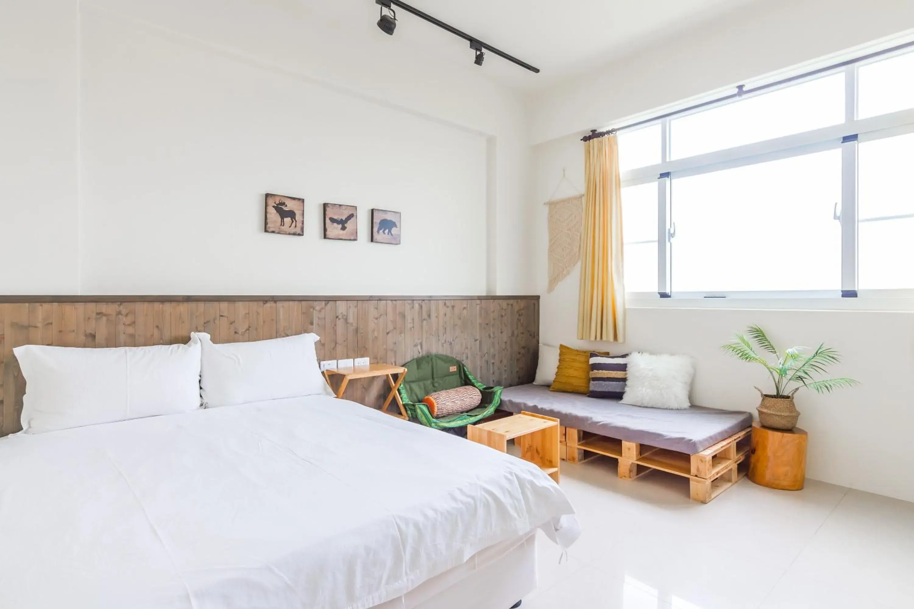 Decorative detail, Bed in Cozy Green Guesthouse Decorative detail, Bed in Cozy Green Guesthouse