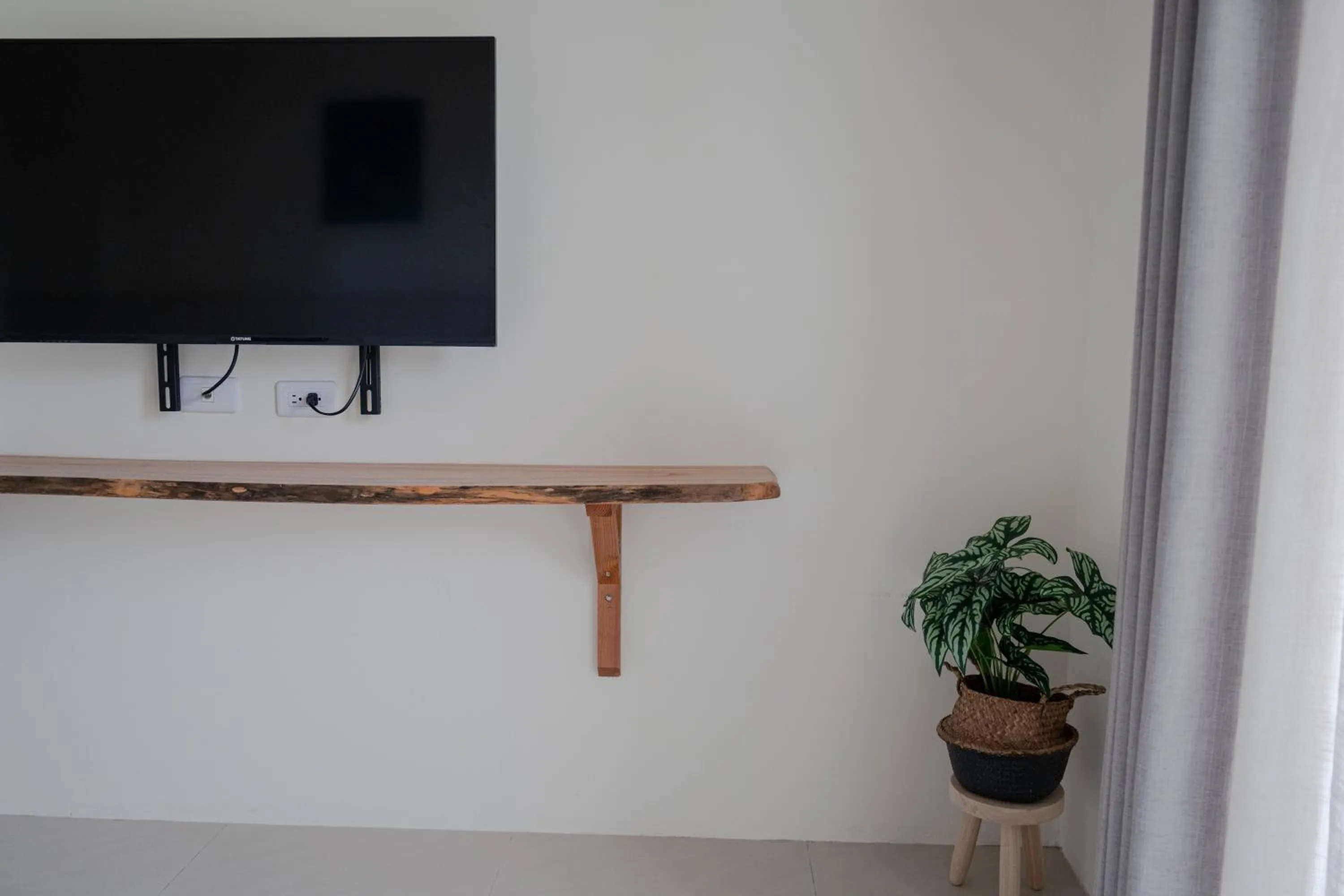 TV and multimedia in Cozy Green Guesthouse