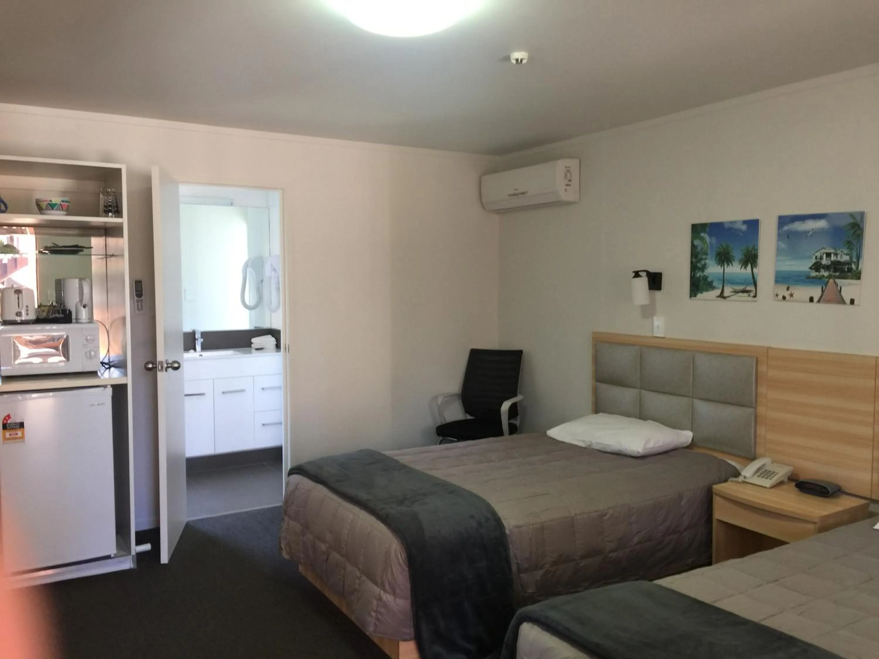 Bed in Grosvenor Motel