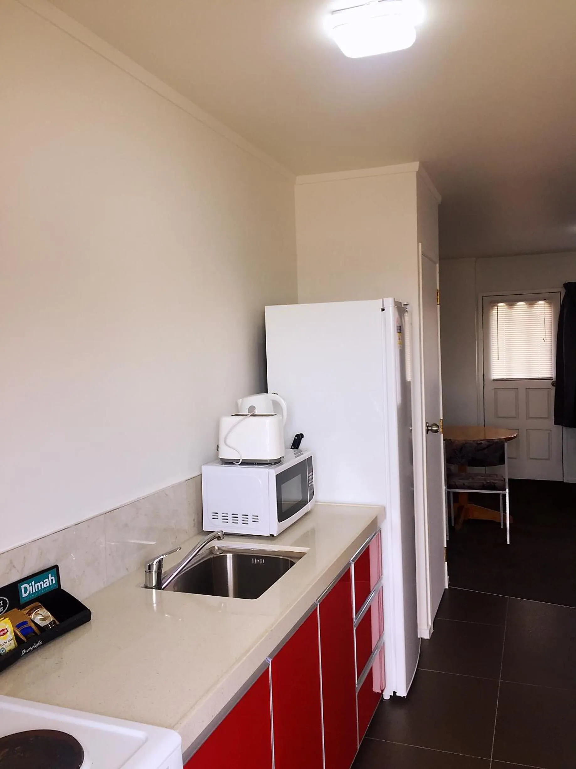 Kitchen or kitchenette in Grosvenor Motel