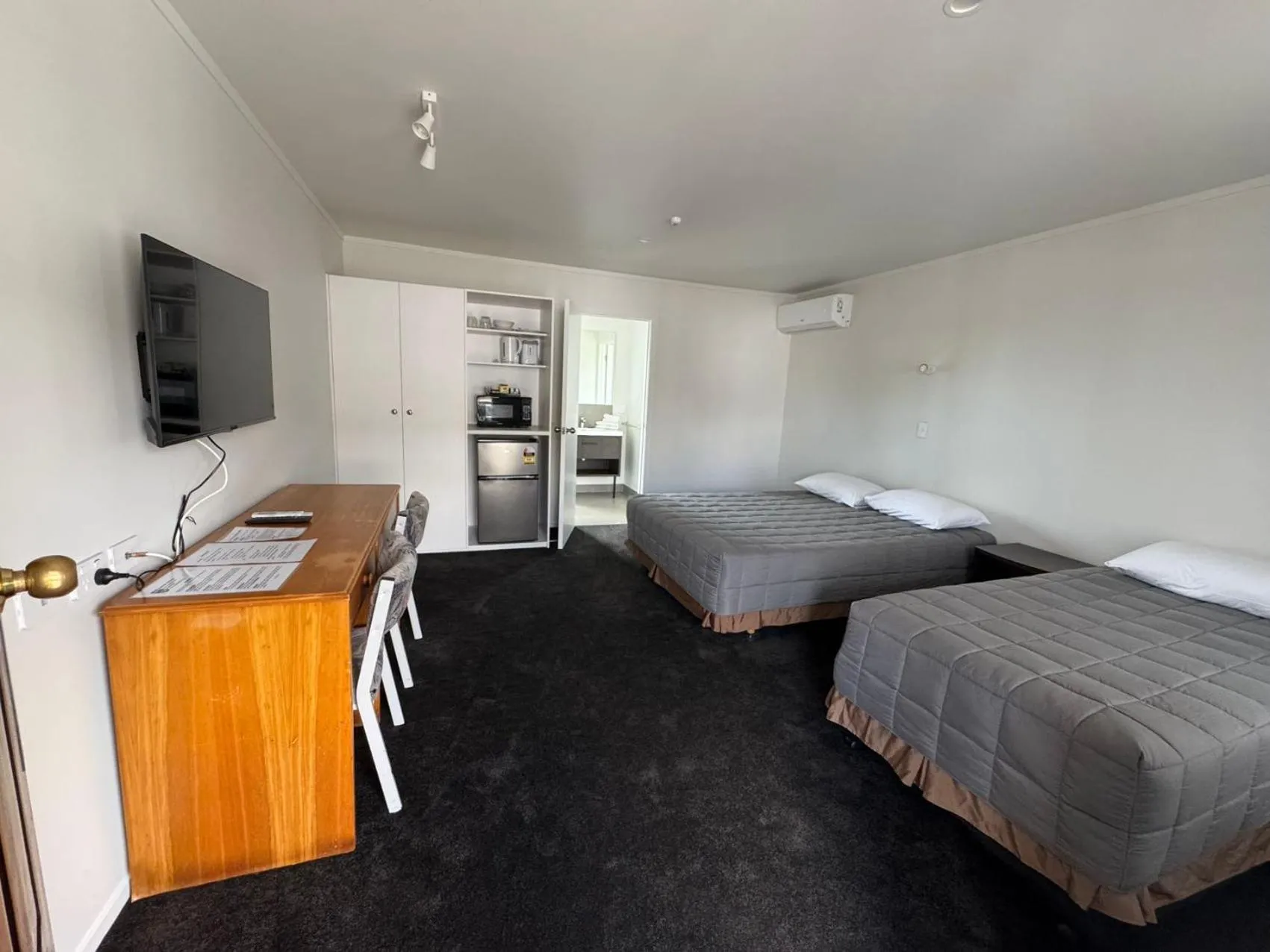 Bed in Grosvenor Motel