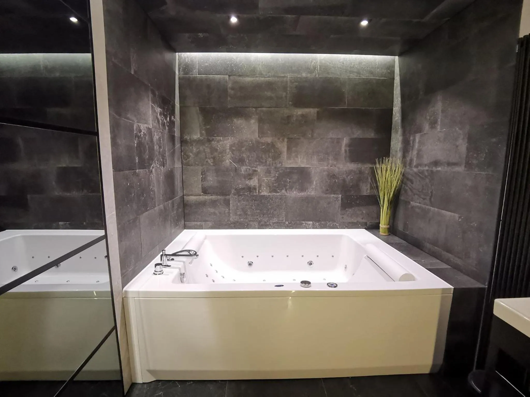 Hot Tub in Jacuzzi Apartments