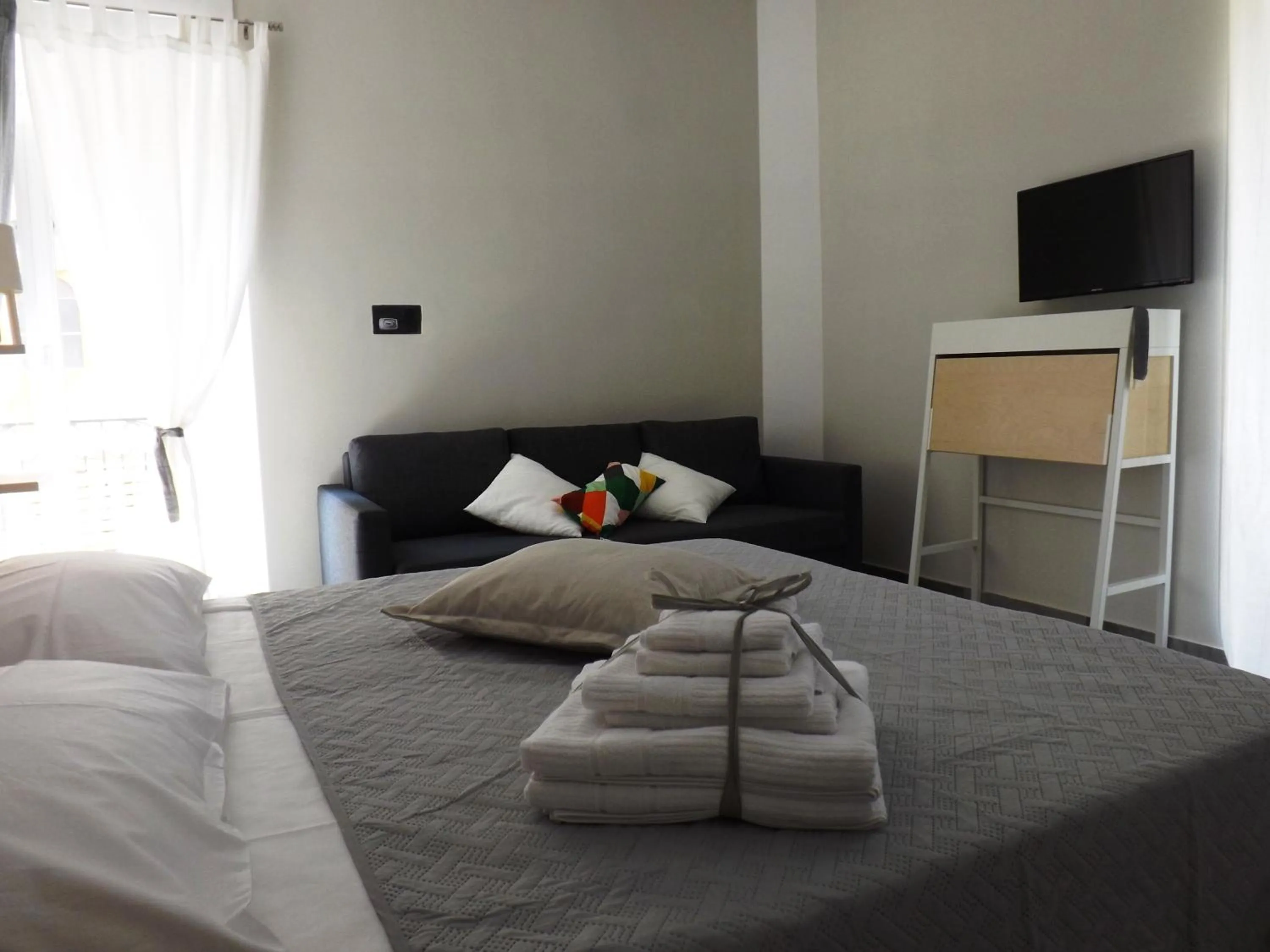 Photo of the whole room, Bed in Domus Alma