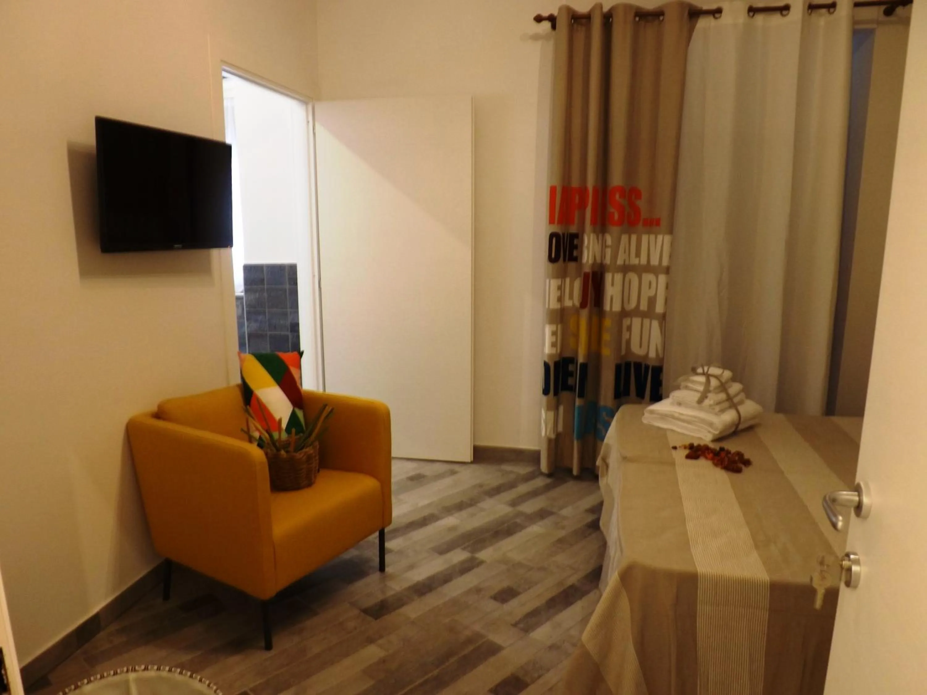 Photo of the whole room in Domus Alma