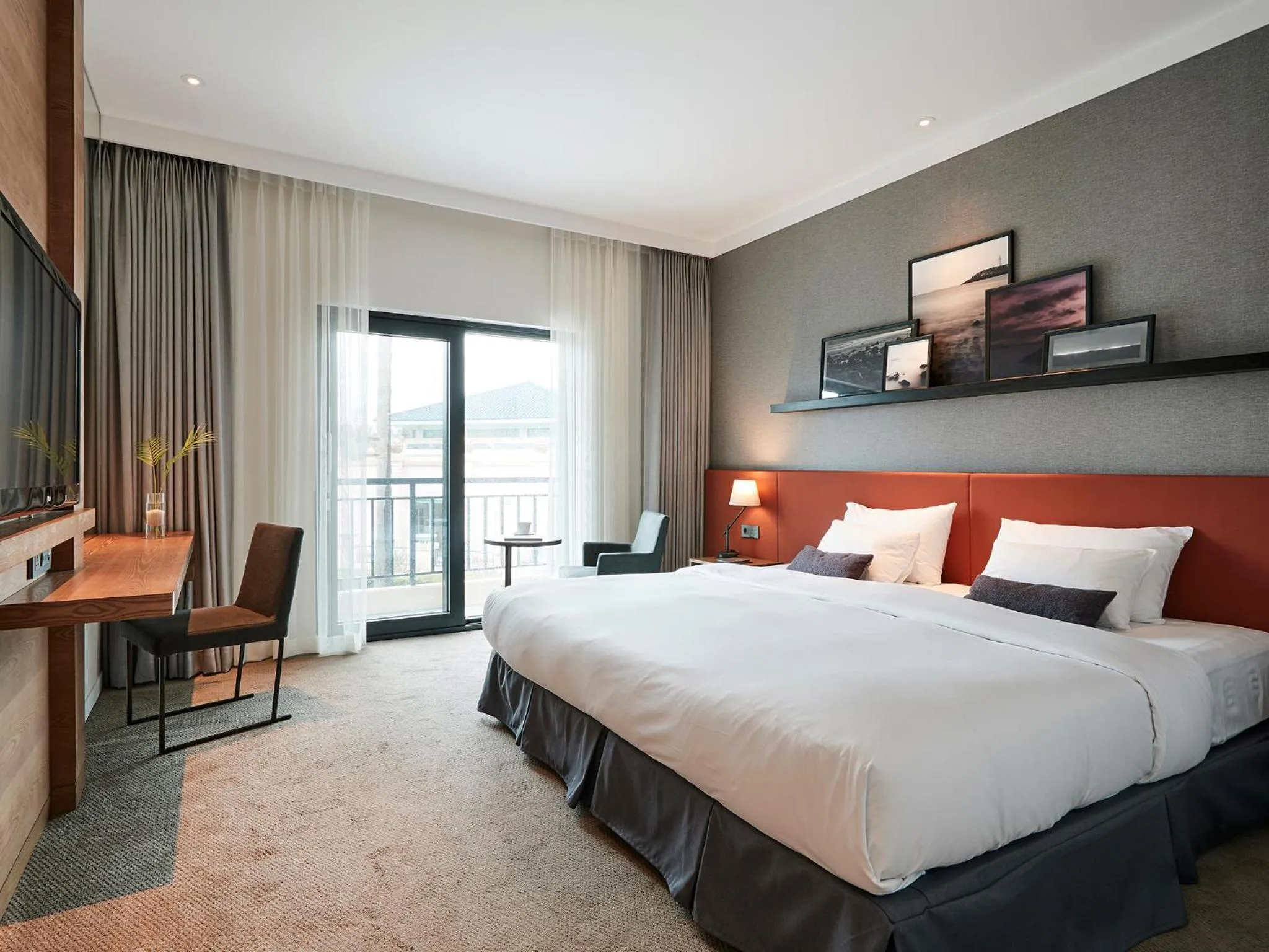 Bed in The Suites Hotel Jeju