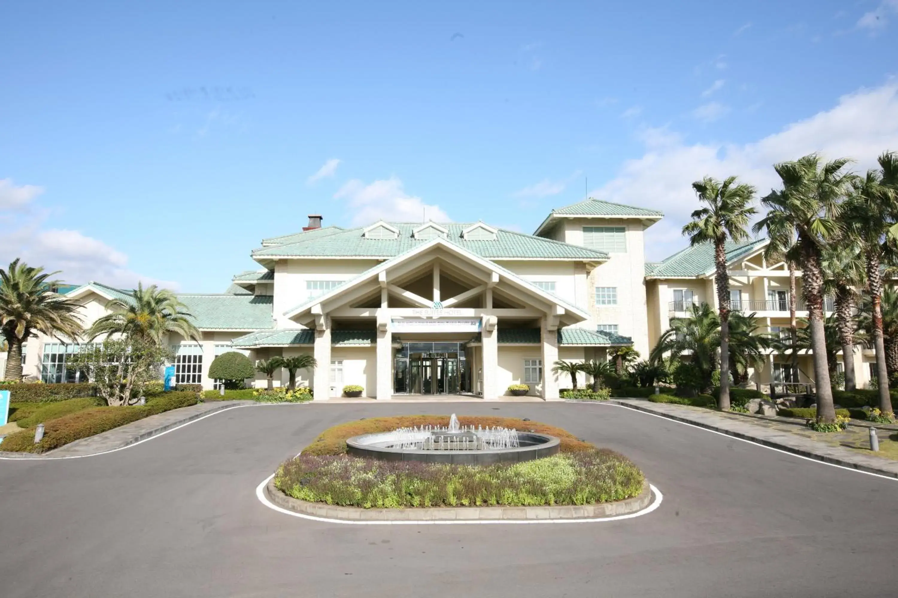 Facade/entrance in The Suites Hotel Jeju Facade/entrance in The Suites Hotel Jeju