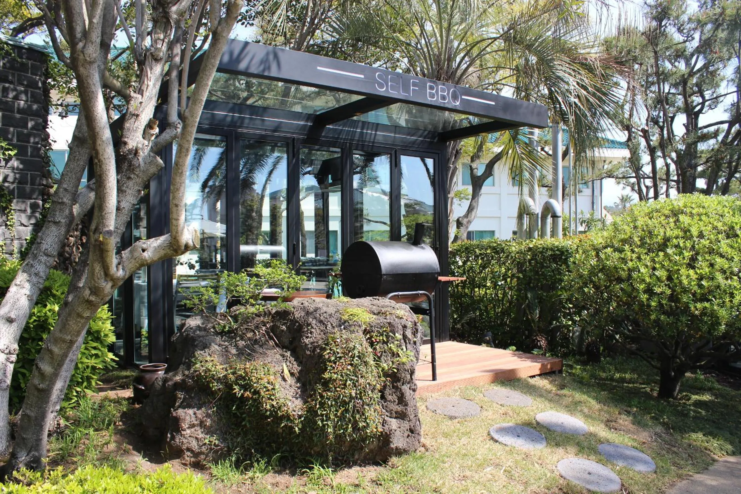 BBQ facilities in The Suites Hotel Jeju