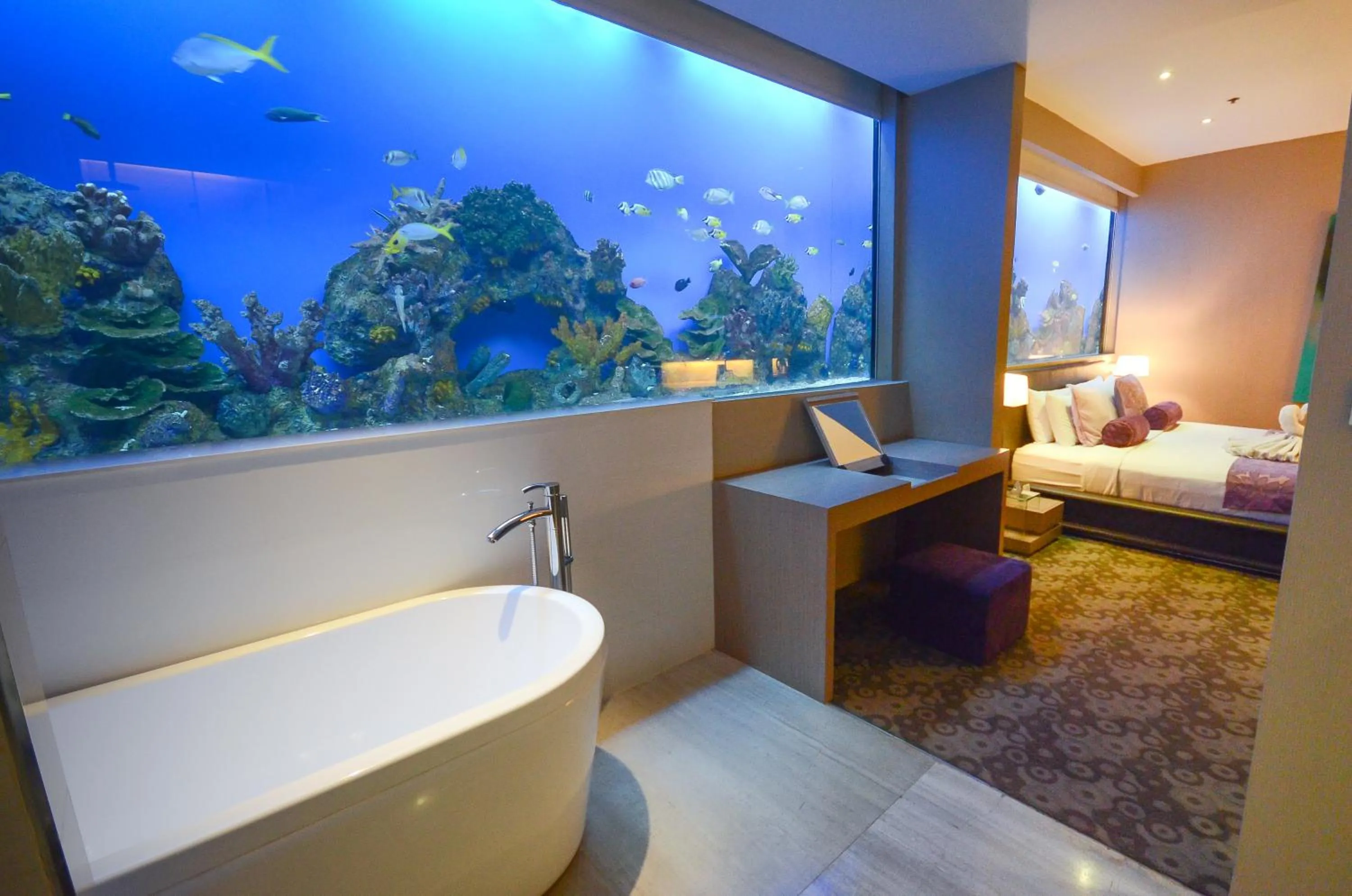 Bathroom, Bed in Hotel H2O