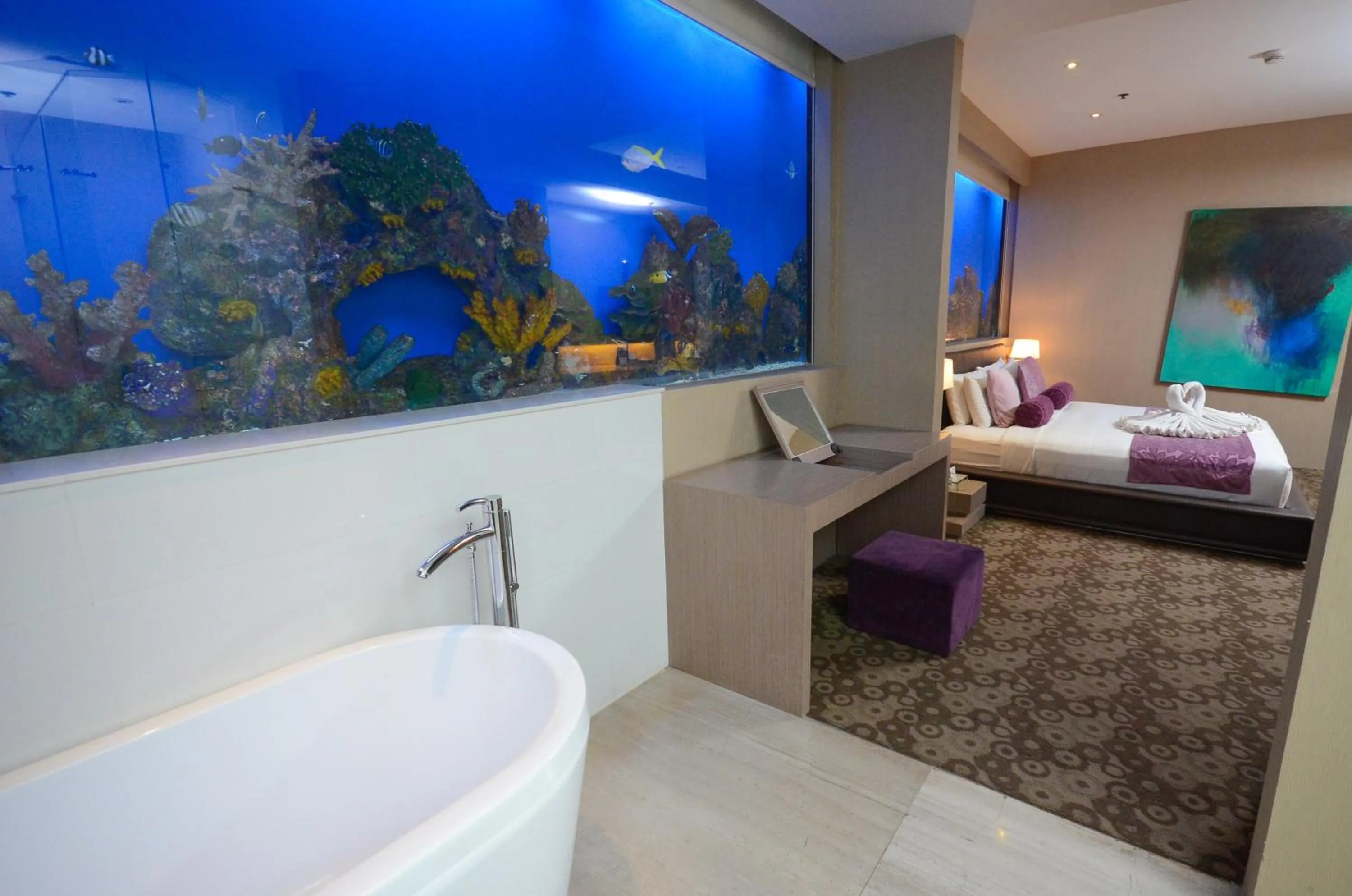 Bathroom, Bed in Hotel H2O