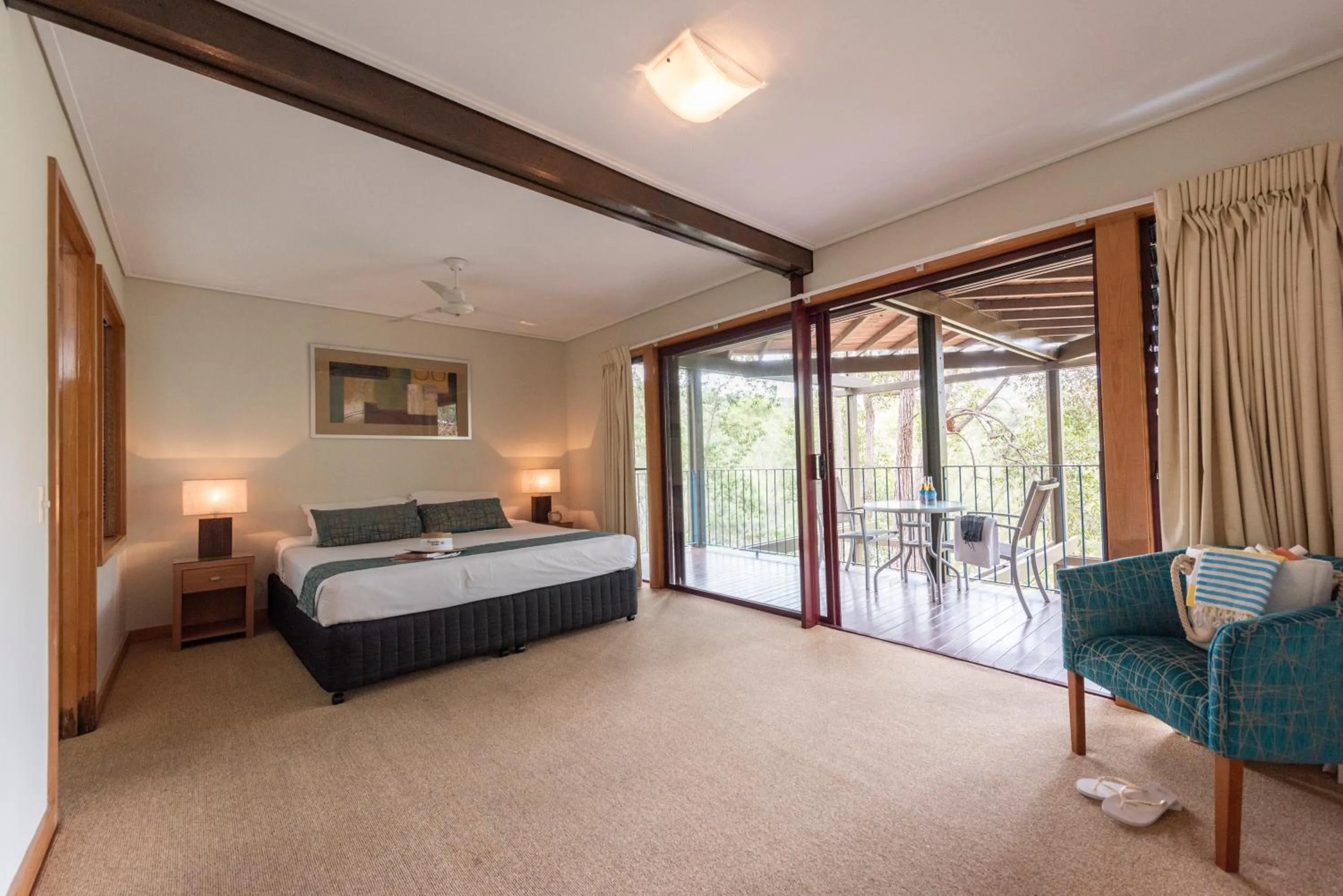 Bed in Kingfisher Bay Resort
