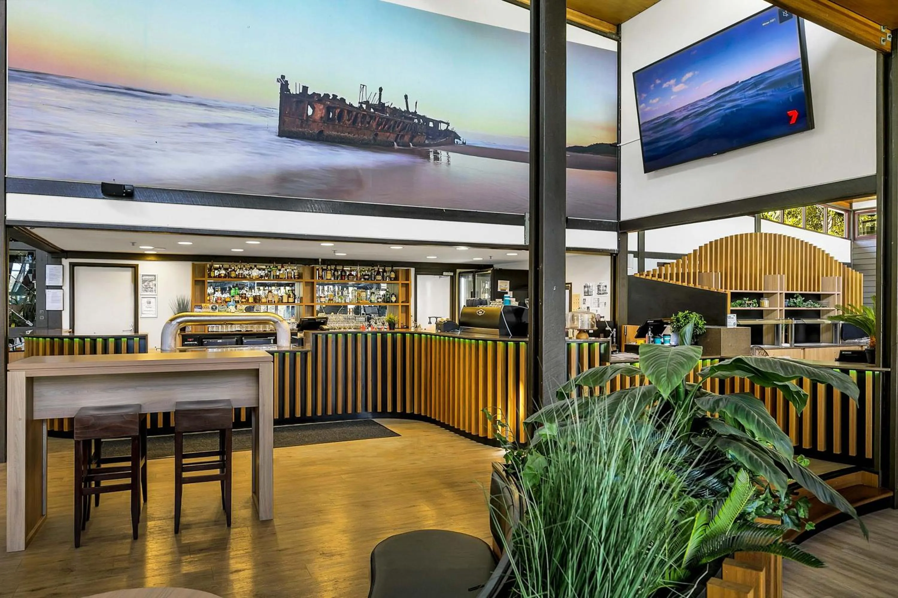 Lounge or bar in Kingfisher Bay Resort