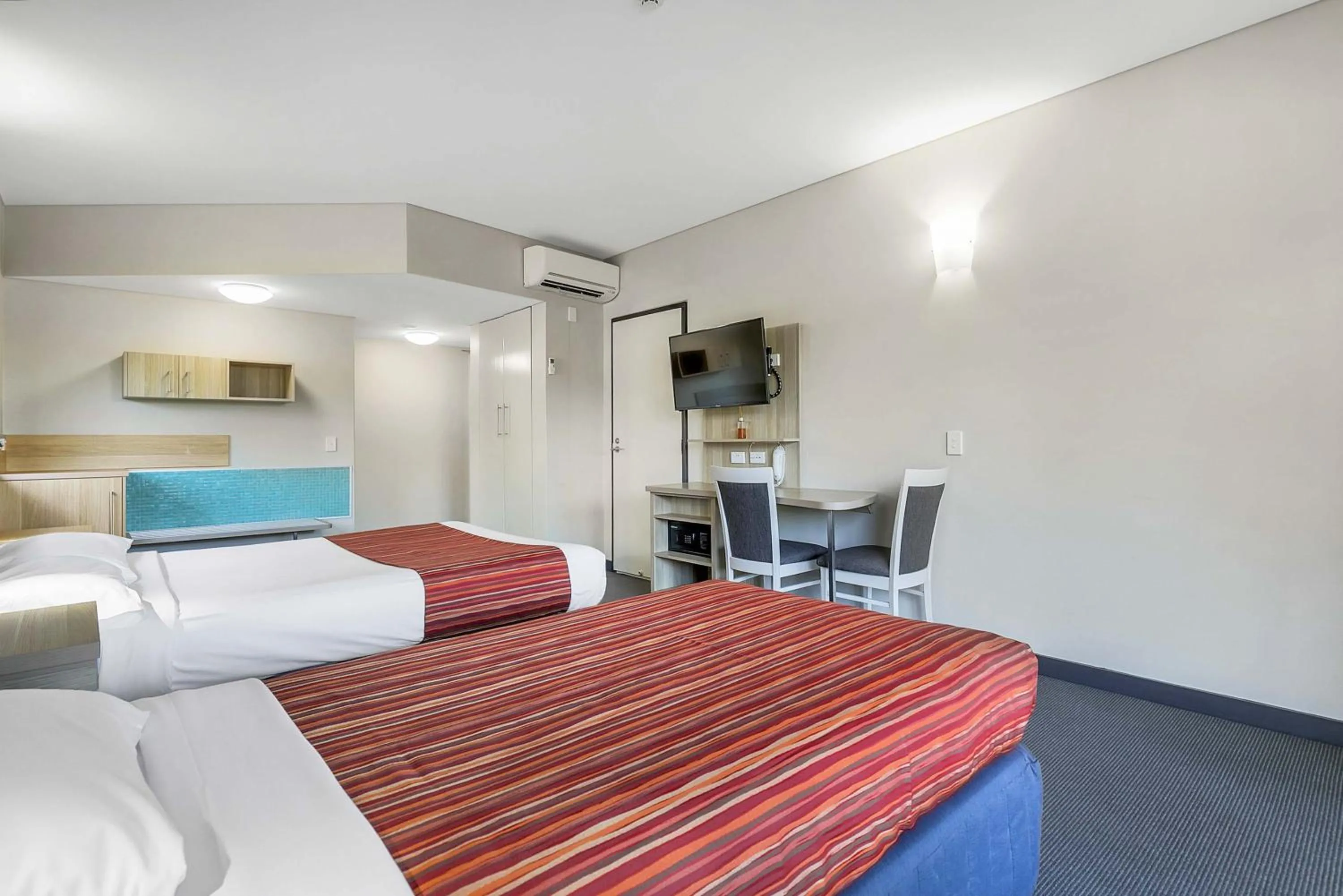 Bed in Kingfisher Bay Resort