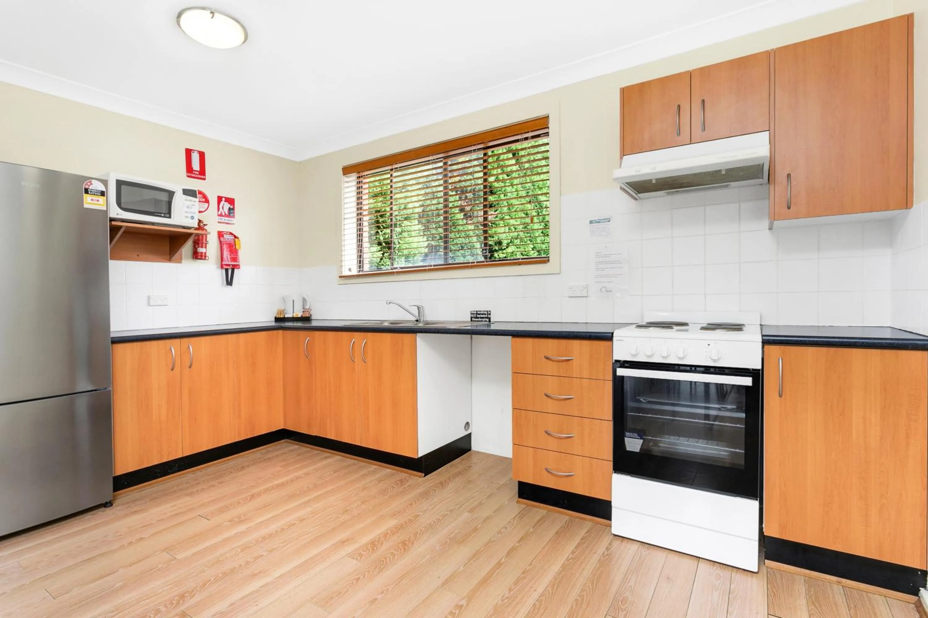 Kitchen or kitchenette in Peninsula Nelson Bay Motel and Serviced Apartments