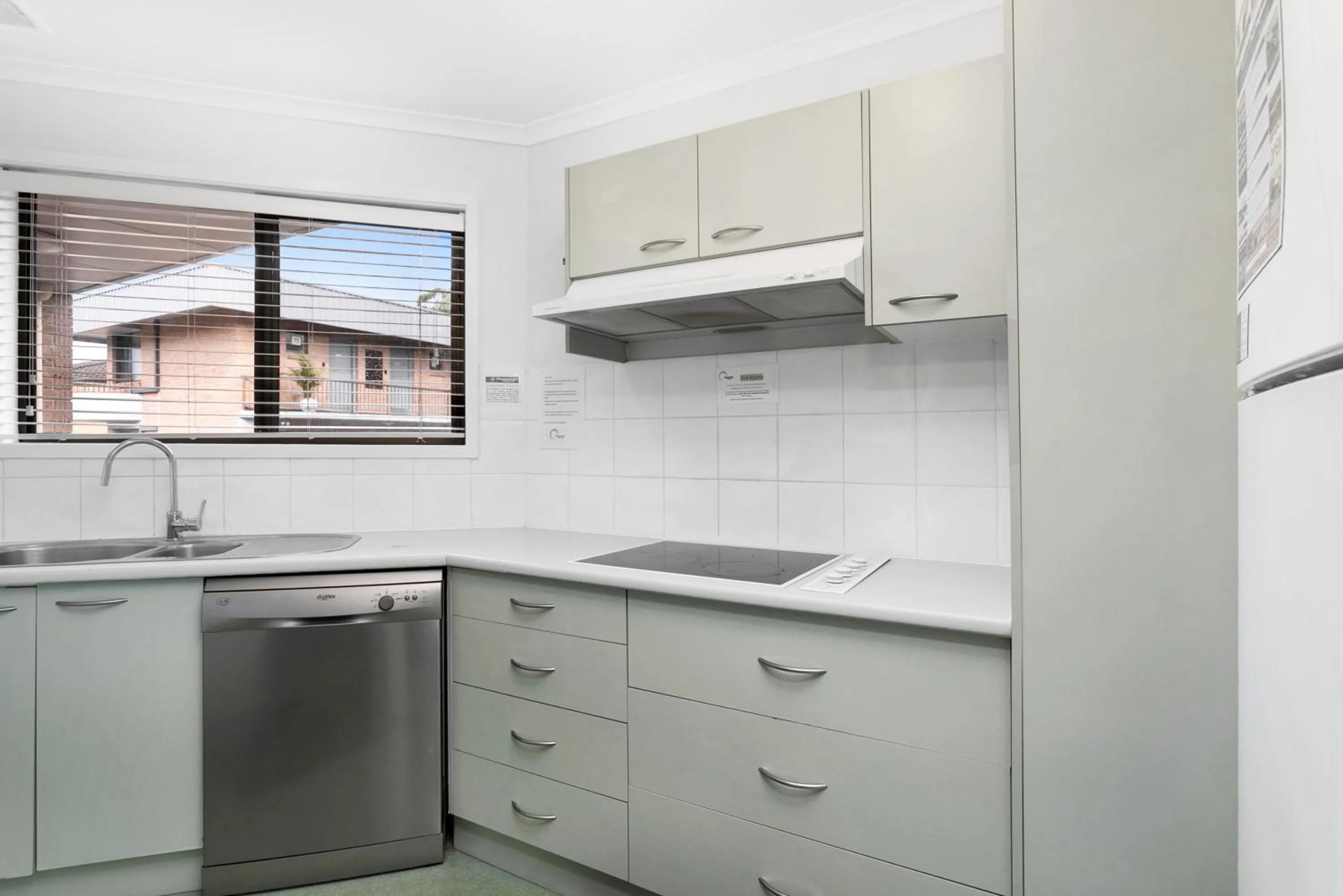 Kitchen or kitchenette in Peninsula Nelson Bay Motel and Serviced Apartments