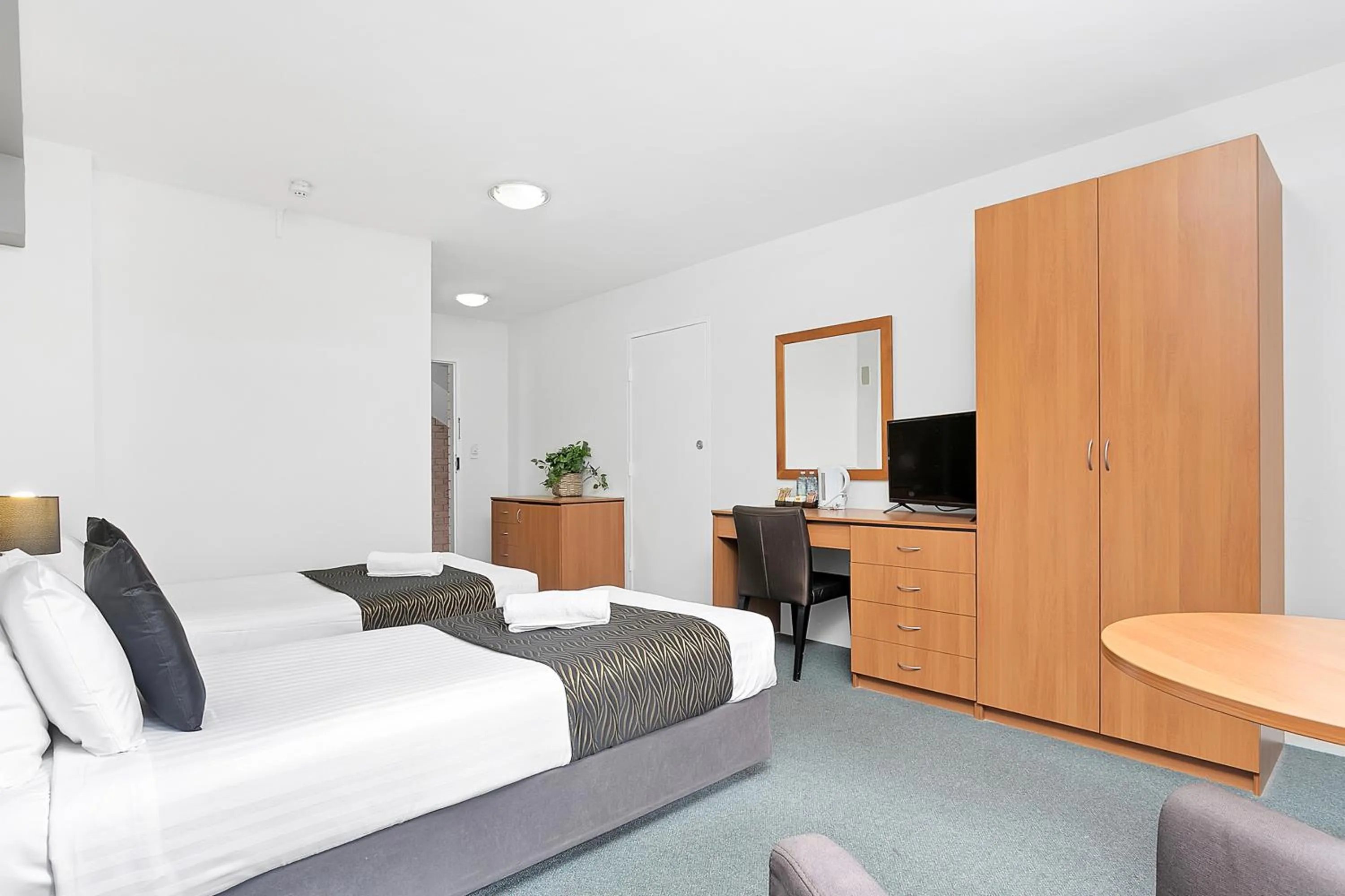TV and multimedia, Bed in Peninsula Nelson Bay Motel and Serviced Apartments