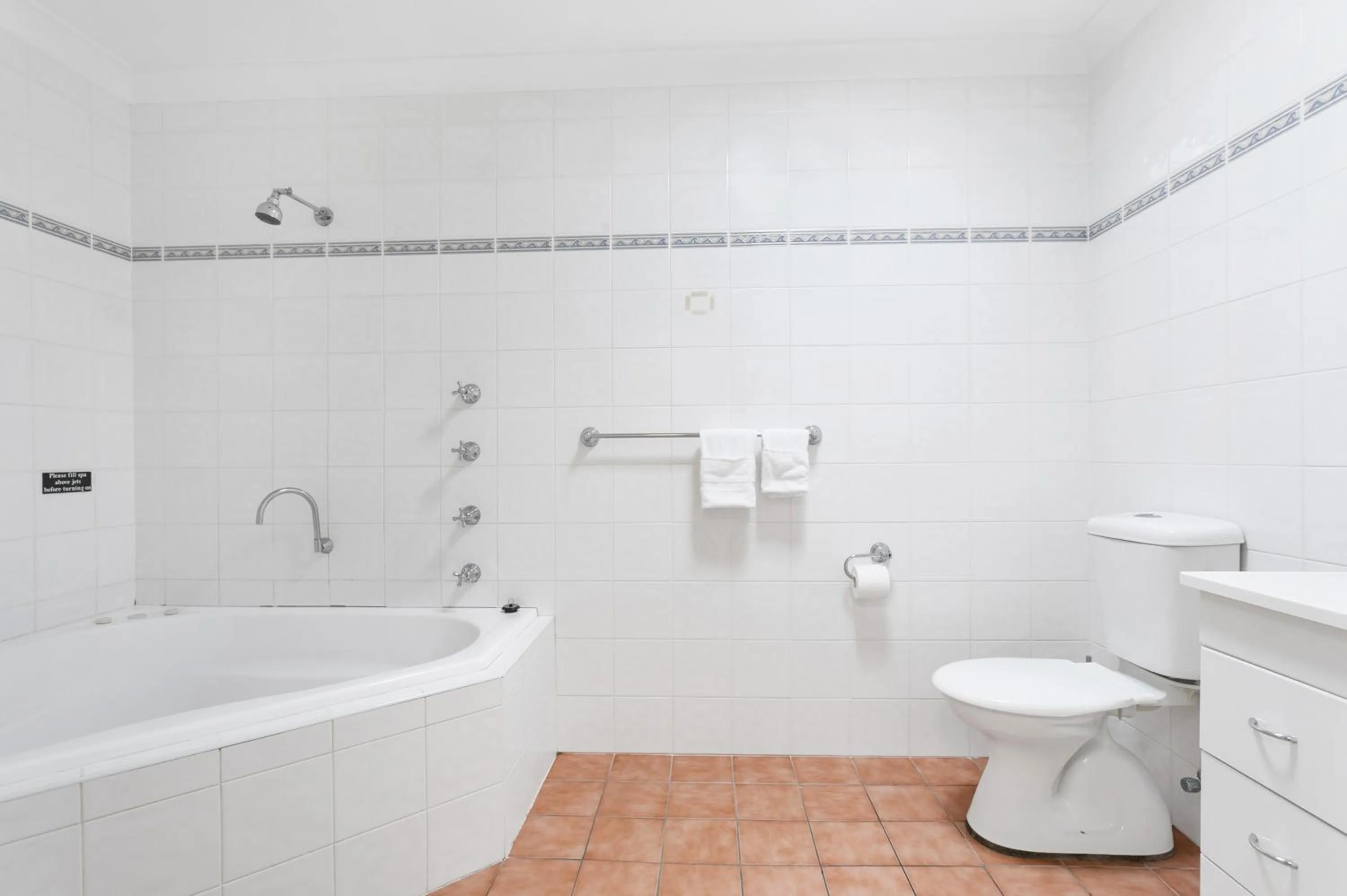 Bathroom in Peninsula Nelson Bay Motel and Serviced Apartments