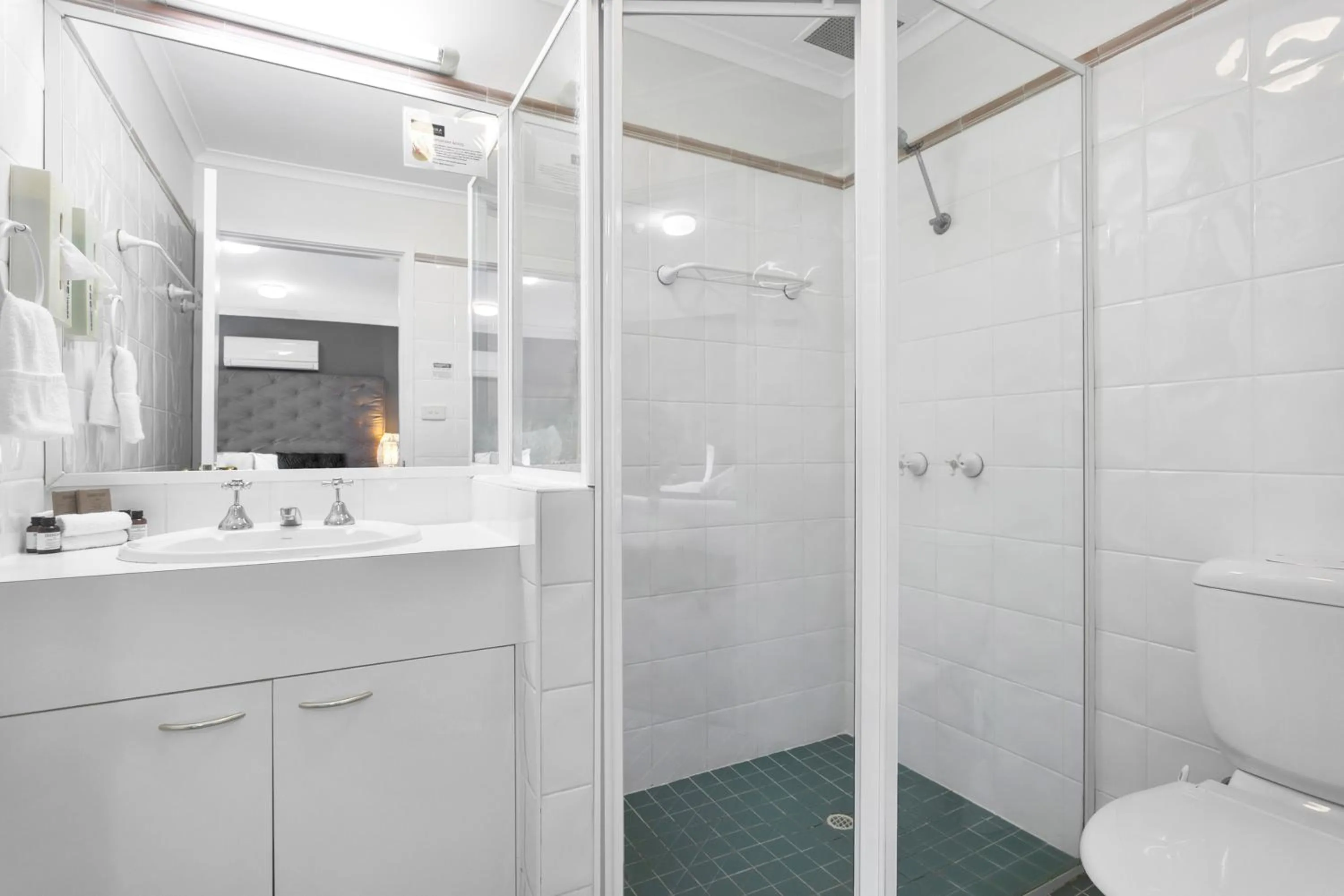 Bathroom in Peninsula Nelson Bay Motel and Serviced Apartments