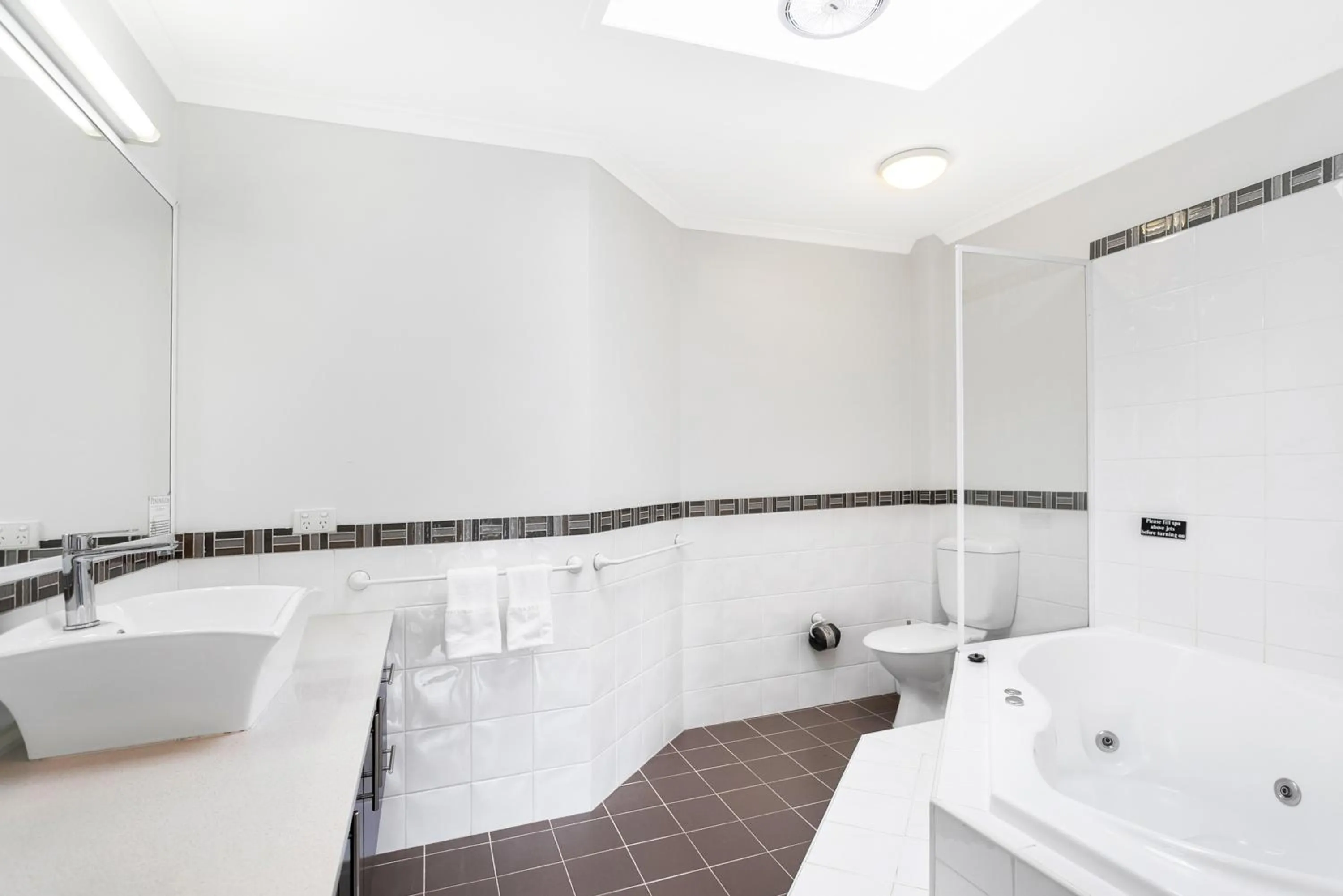 Bathroom in Peninsula Nelson Bay Motel and Serviced Apartments