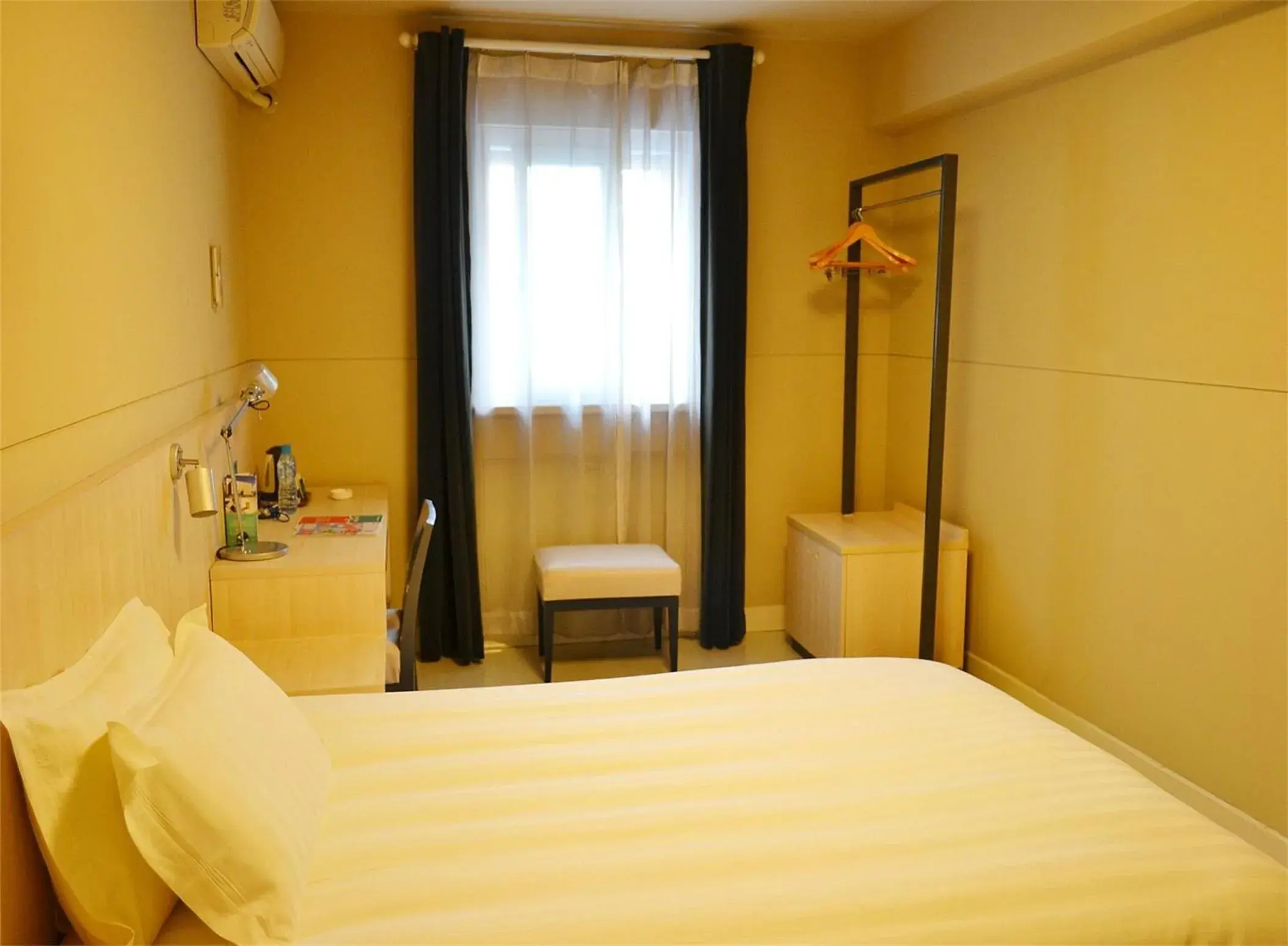Photo of the whole room, Bed in Jinjiang Inn - Shanghai Nanxiang Photo of the whole room, Bed in Jinjiang Inn - Shanghai Nanxiang