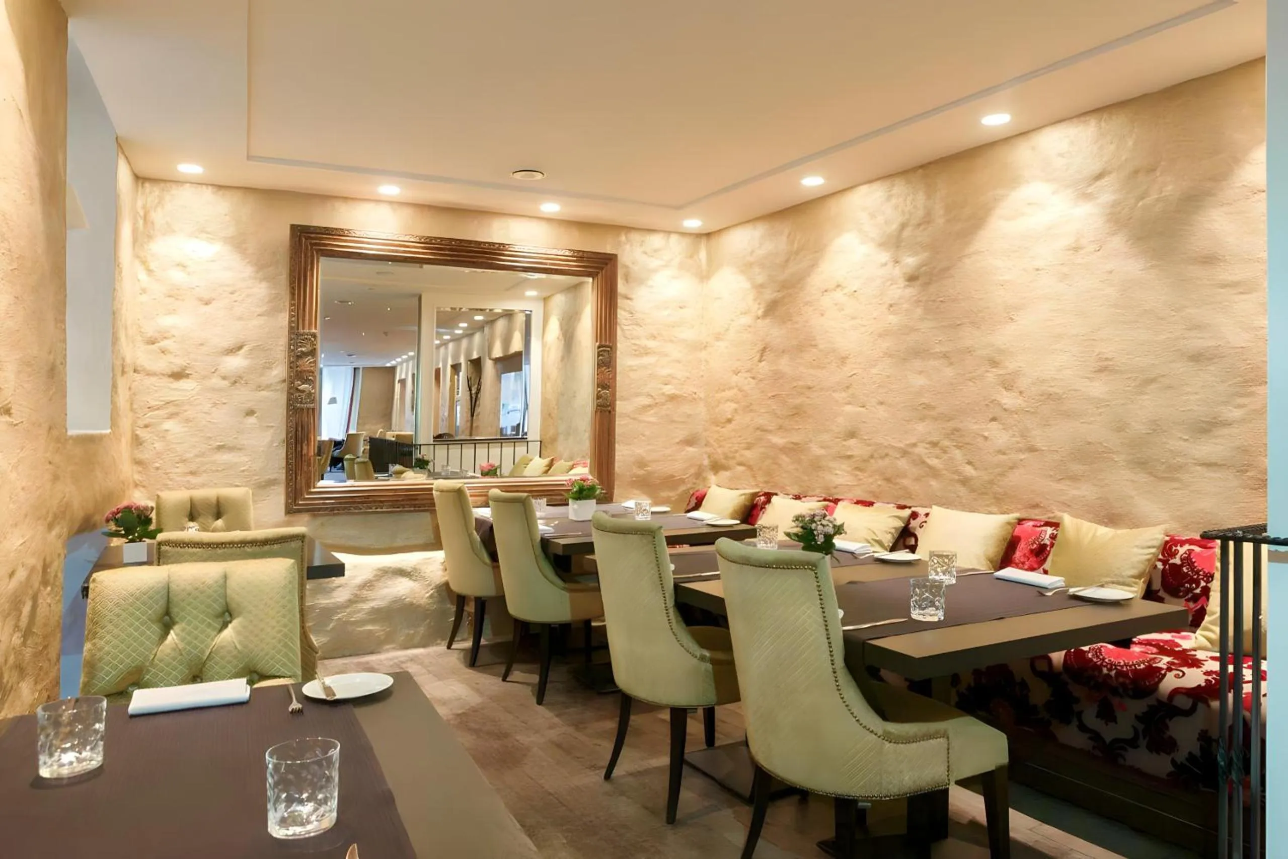 Restaurant/places to eat in Rixwell Collection Savoy Boutique Hotel