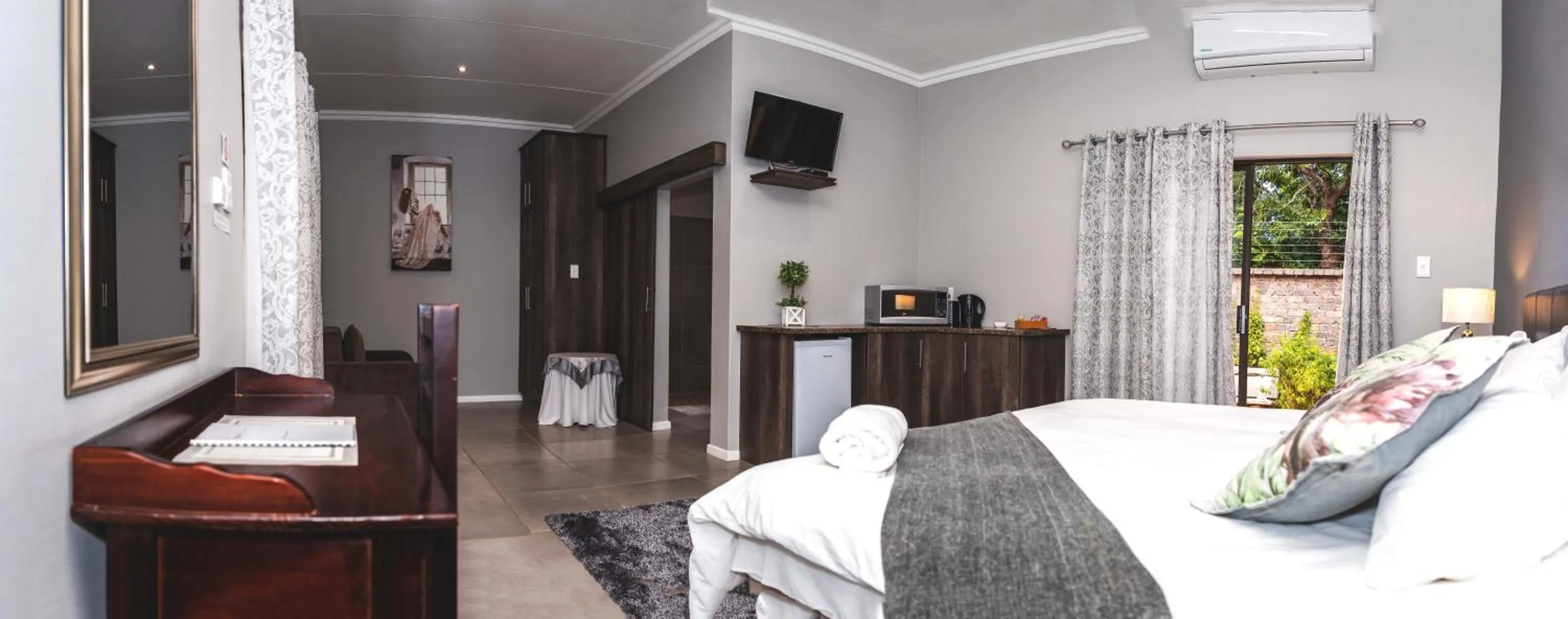 Photo of the whole room, Bed in Be My Guest