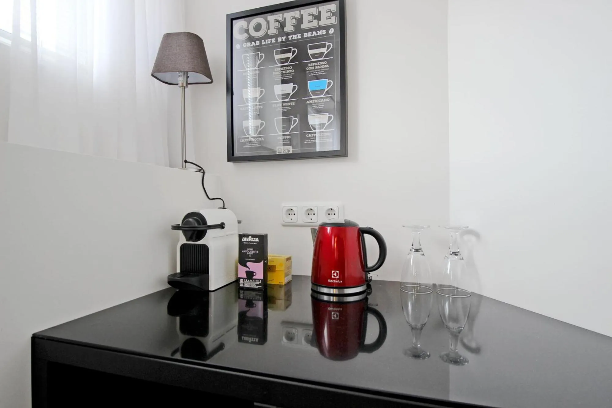 Food and drinks in Romantic suite in Jordaan near CS