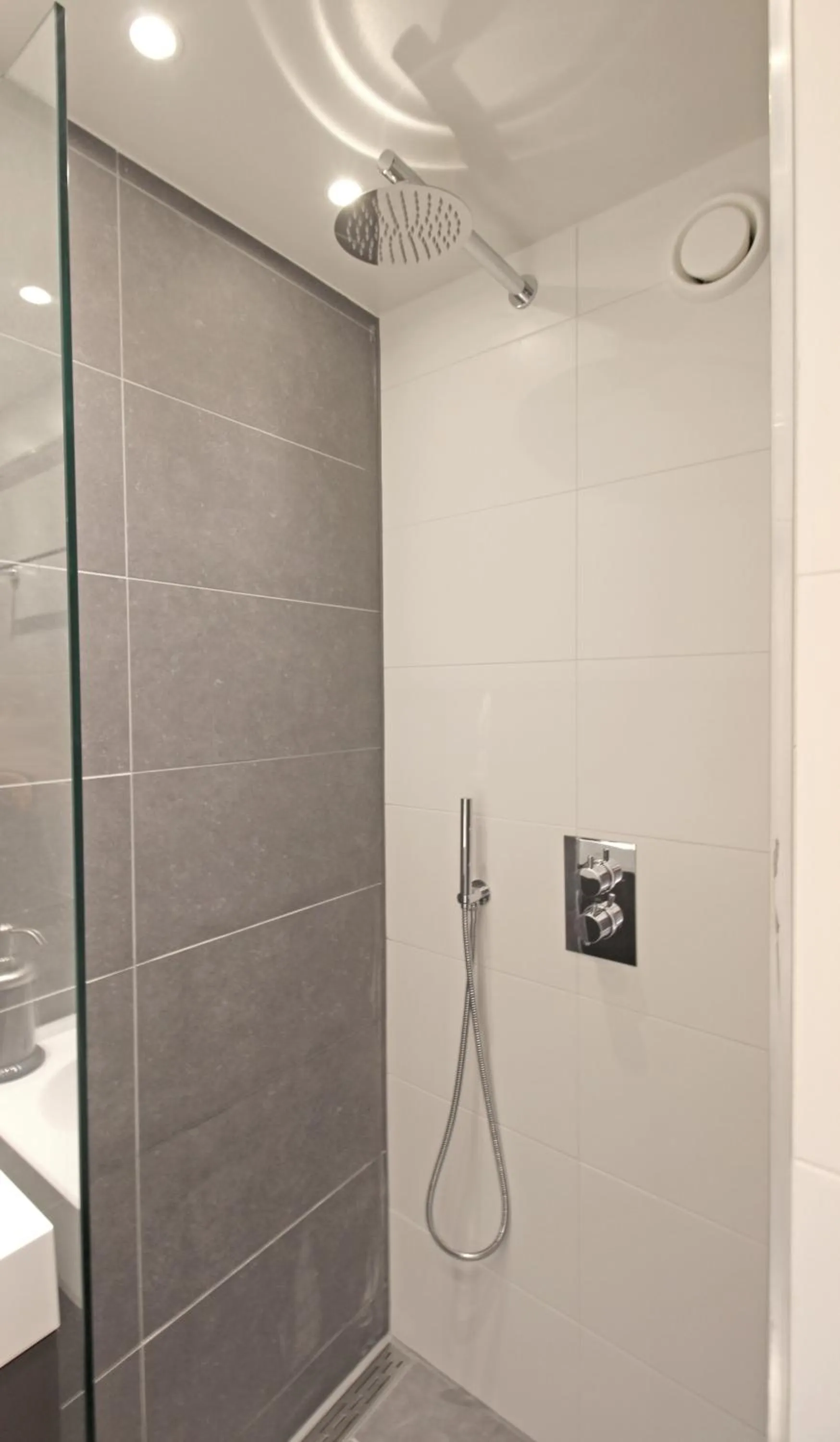 Shower in Romantic suite in Jordaan near CS