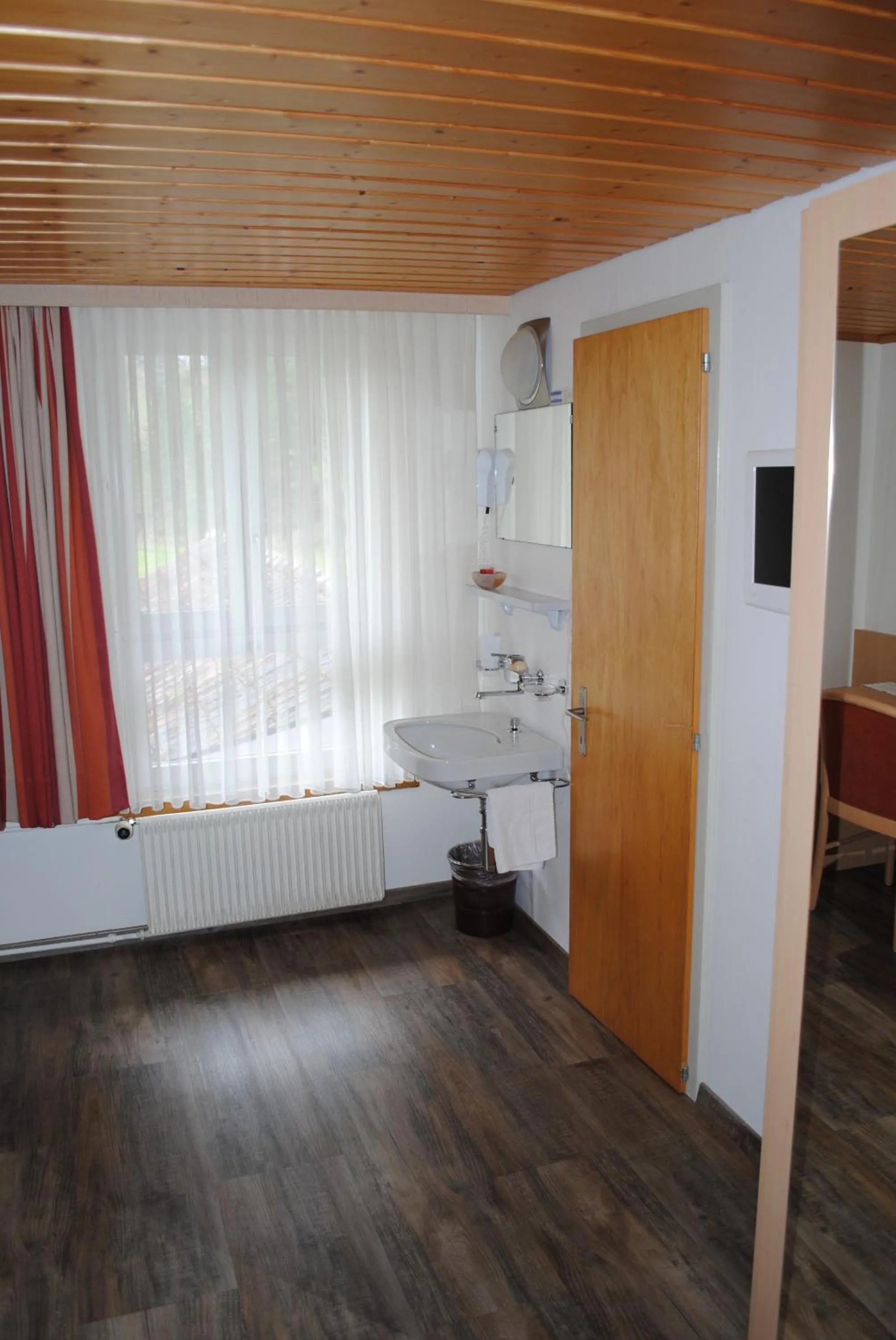 Bathroom, Bed in Hotel Des Alpes