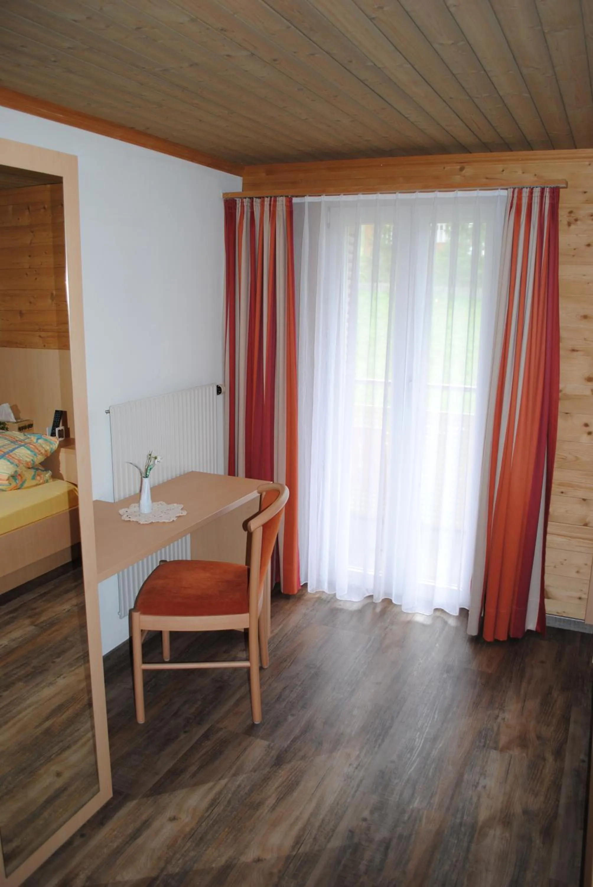 Seating area, Bed in Hotel Des Alpes