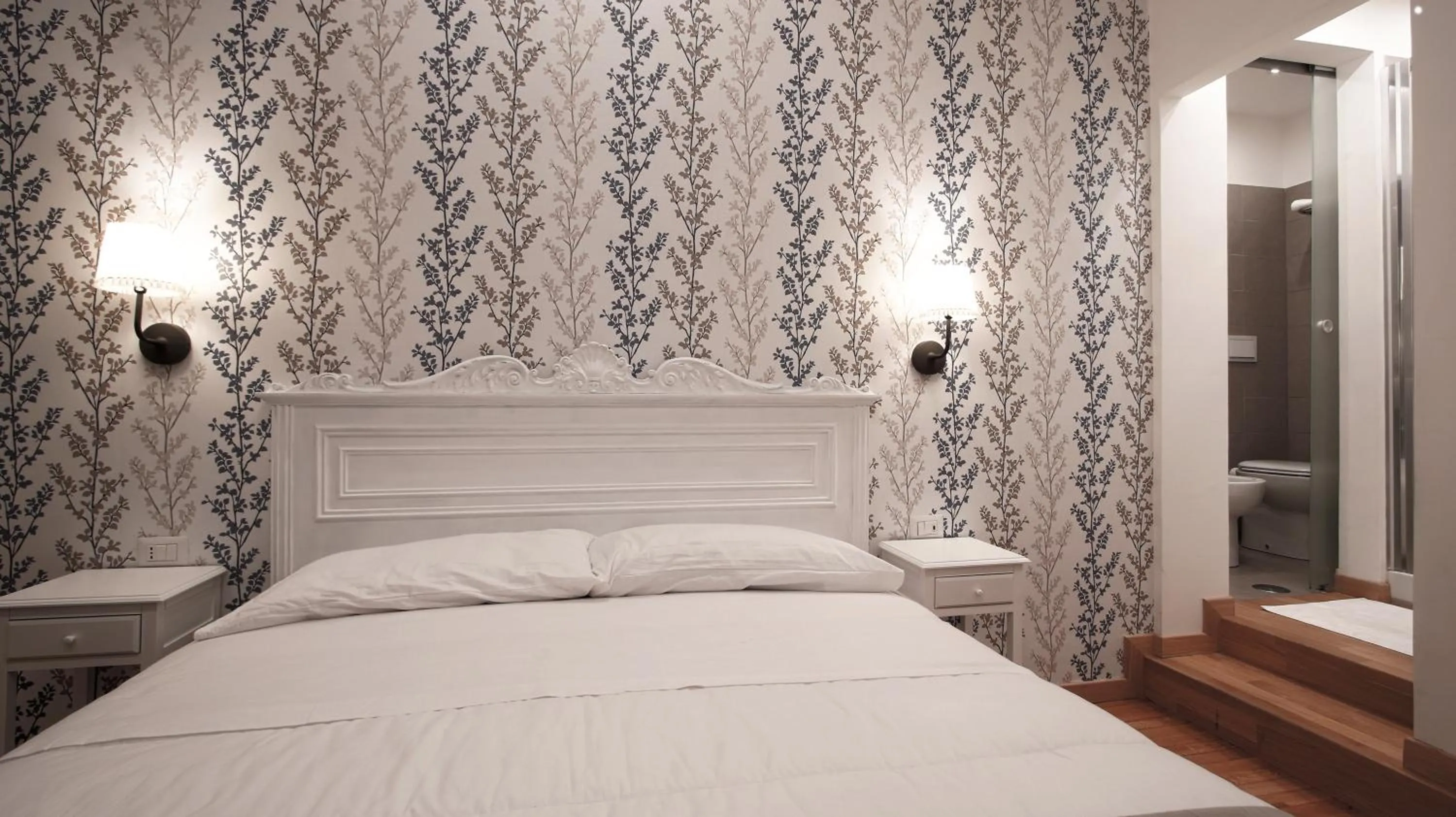 Photo of the whole room, Bed in Domus Iuliae