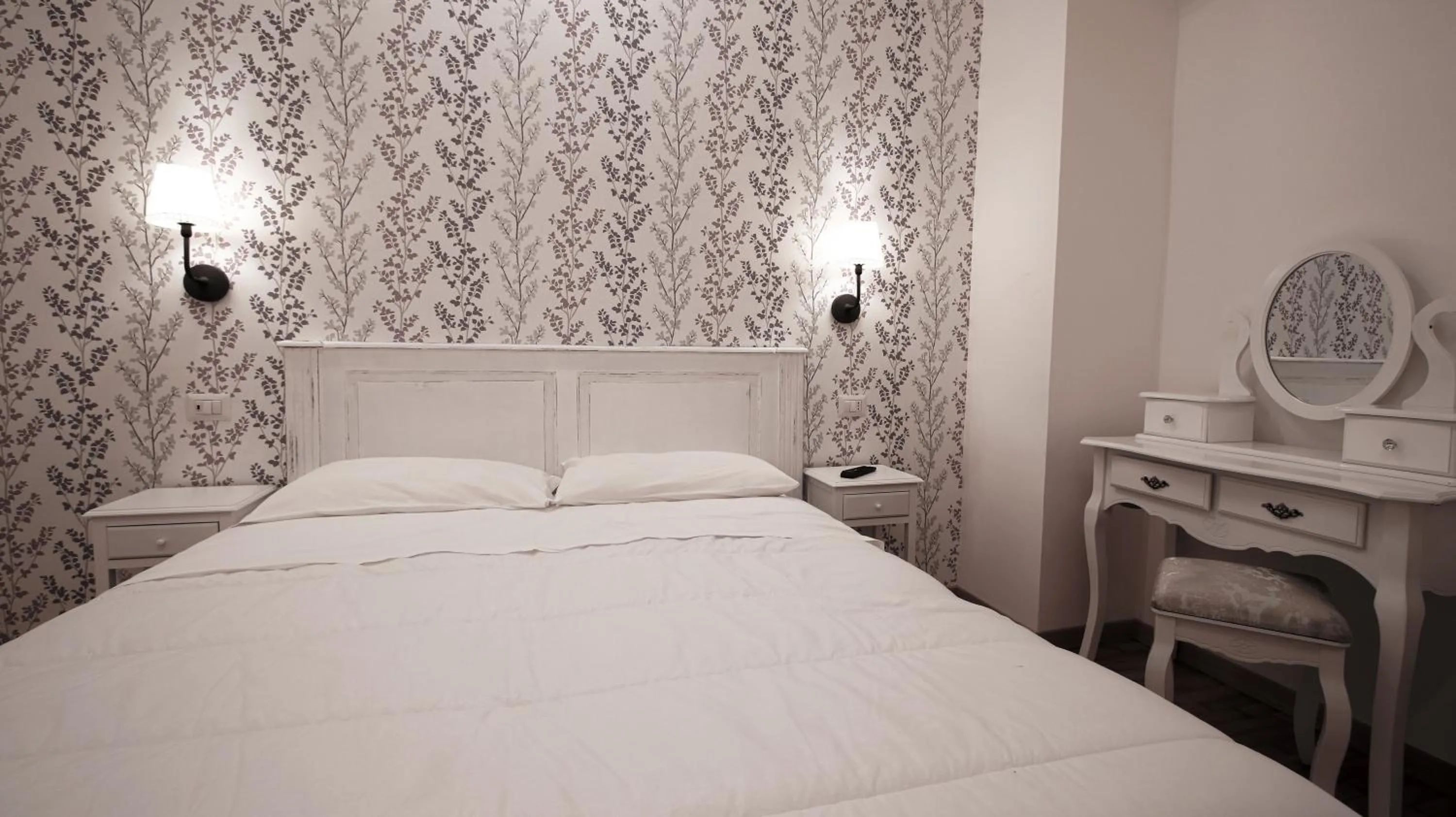 Photo of the whole room, Bed in Domus Iuliae