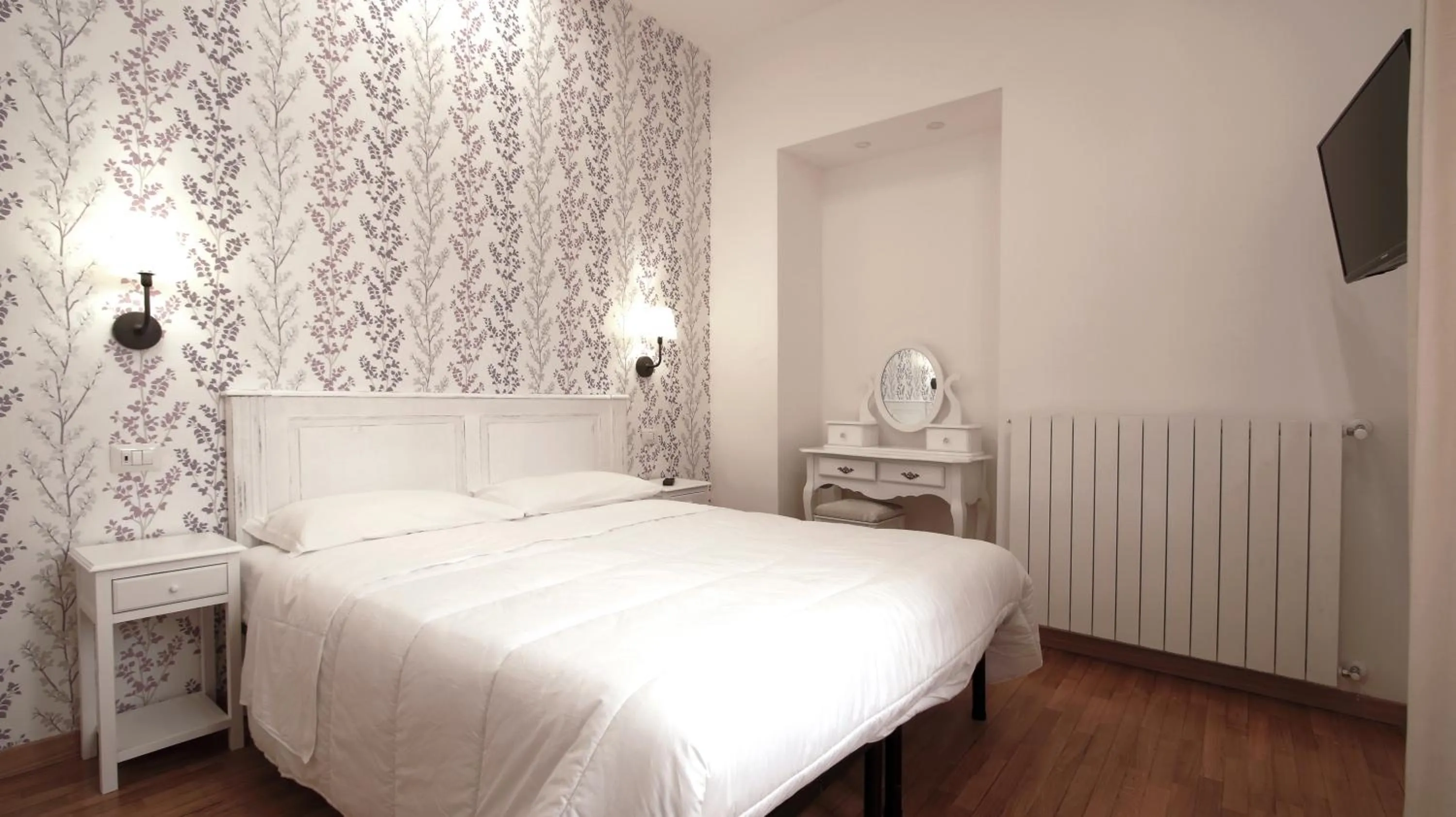 Photo of the whole room, Bed in Domus Iuliae