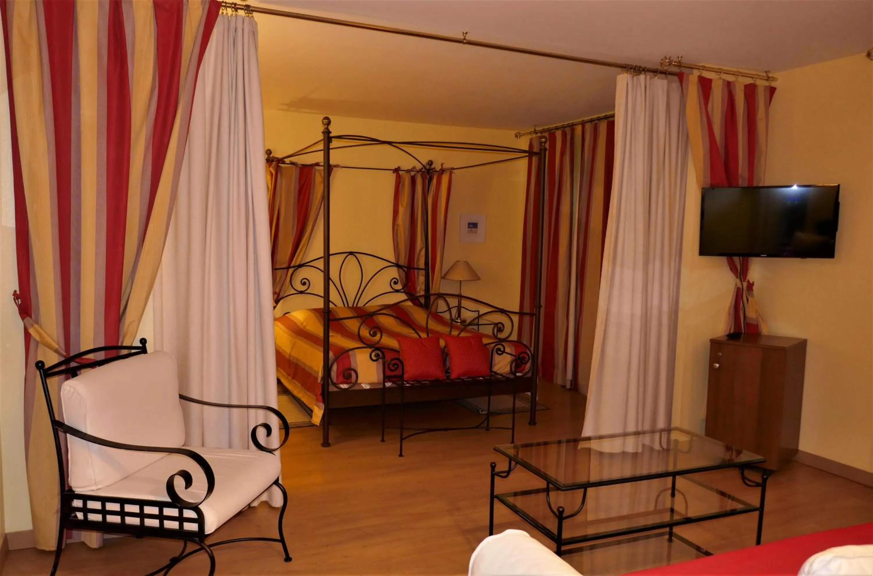 Photo of the whole room, Bed in Hotel Moderne Et Pigeon