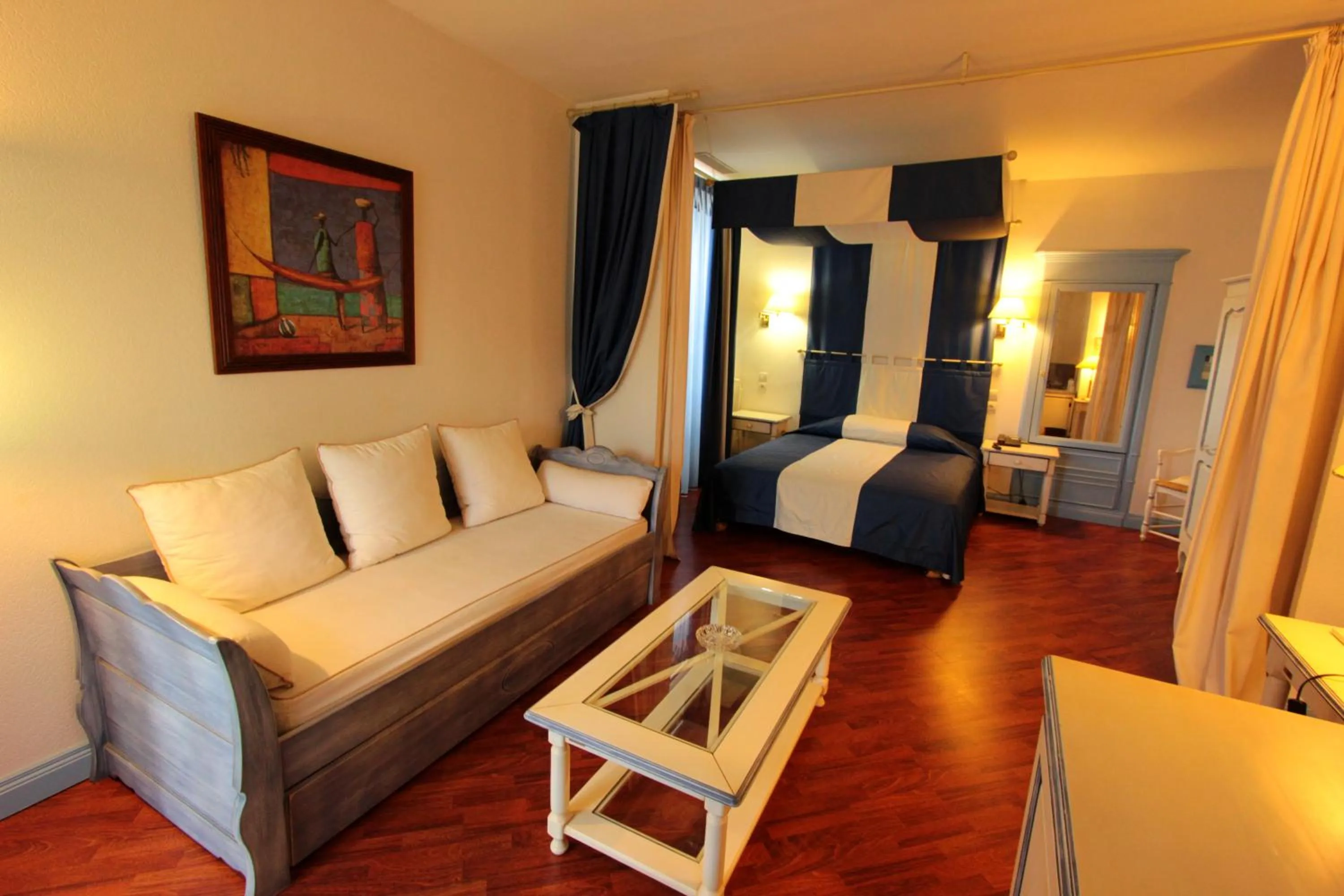 Seating area, Bed in Hotel Moderne Et Pigeon