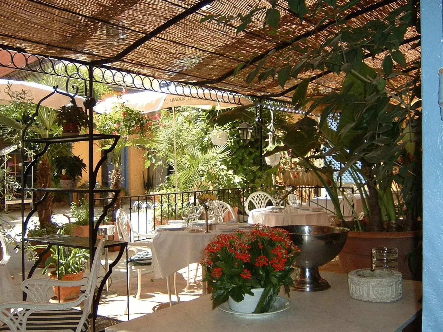 Patio in Hotel Moderne Et Pigeon