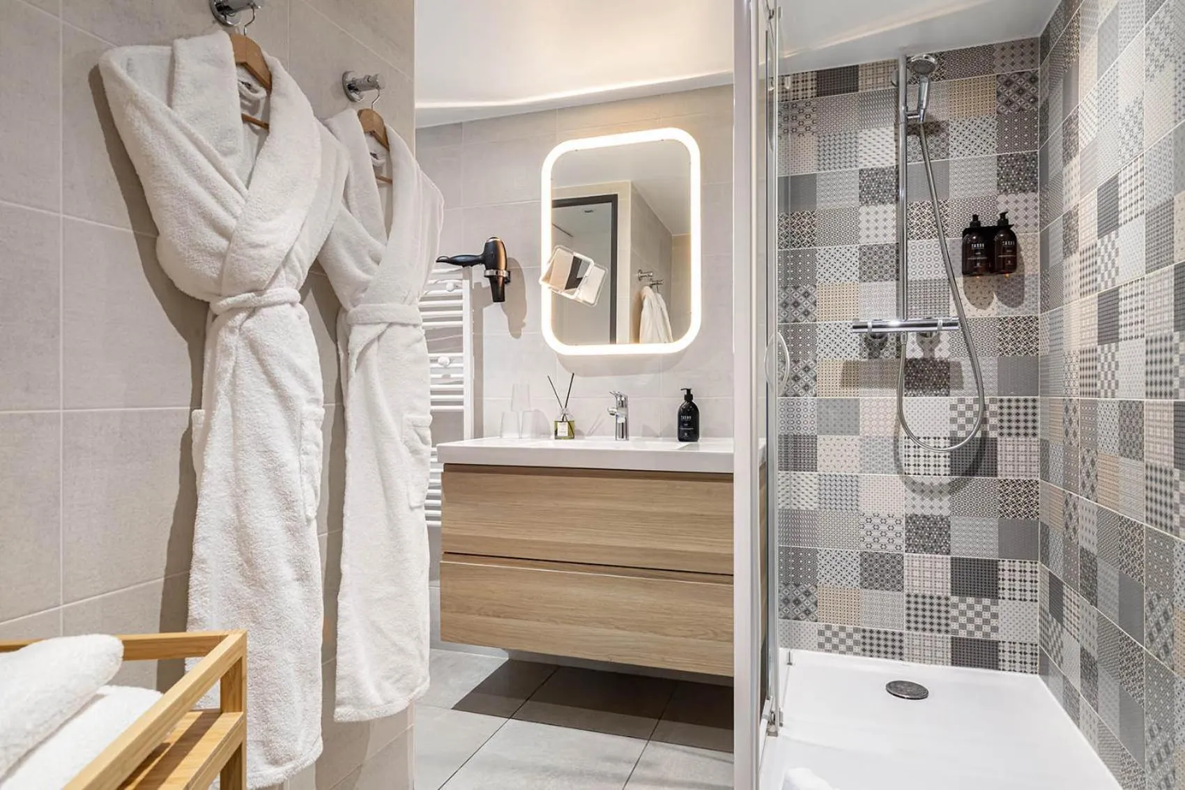 Shower in Contact Hôtels Le Savigny & Spa