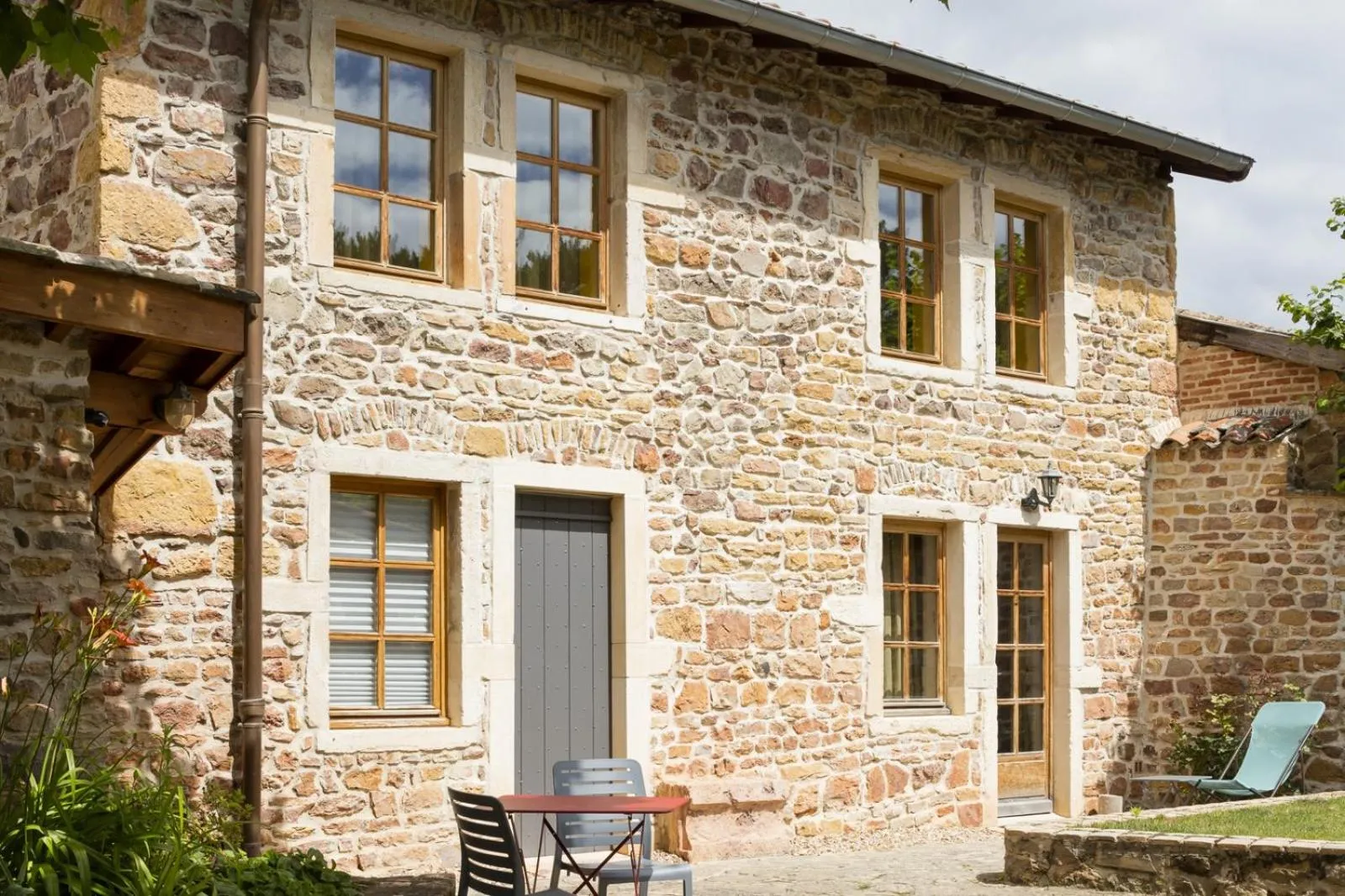 Patio in Contact Hôtels Le Savigny & Spa